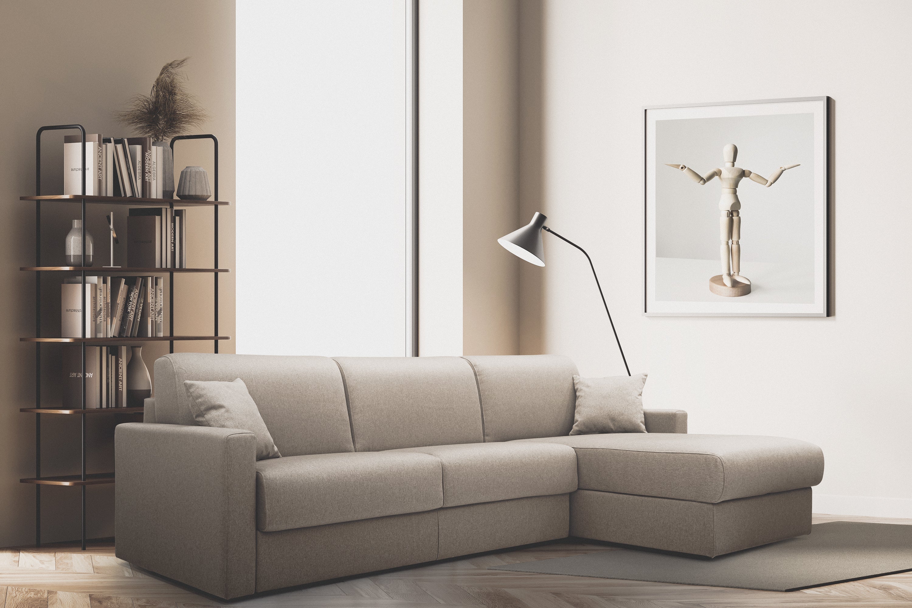 Un soggiorno moderno con un divano componibile beige, una lampada da terra ad arco nera, una mensola aperta con libri e decorazioni e un'opera d'arte incorniciata raffigurante un manichino di legno su una parete chiara. I toni neutri dominano lo spazio.
