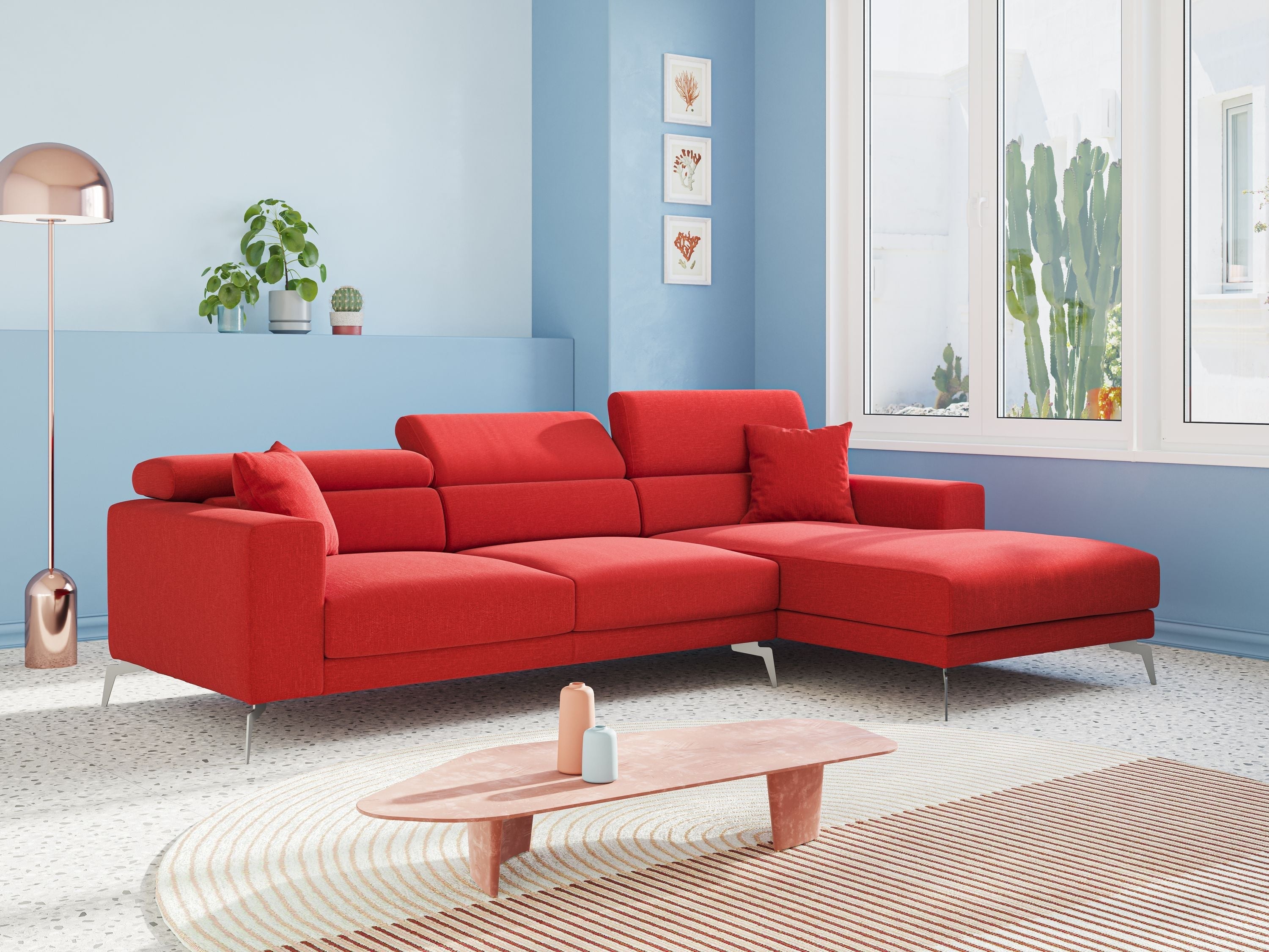 Un soggiorno moderno con un divano componibile rosso acceso, pareti azzurre, una grande finestra, piante da appartamento, quadri con cornice, una lampada da terra rosa, un tavolino da caffè rosa e un tappeto a righe su un pavimento a pois.