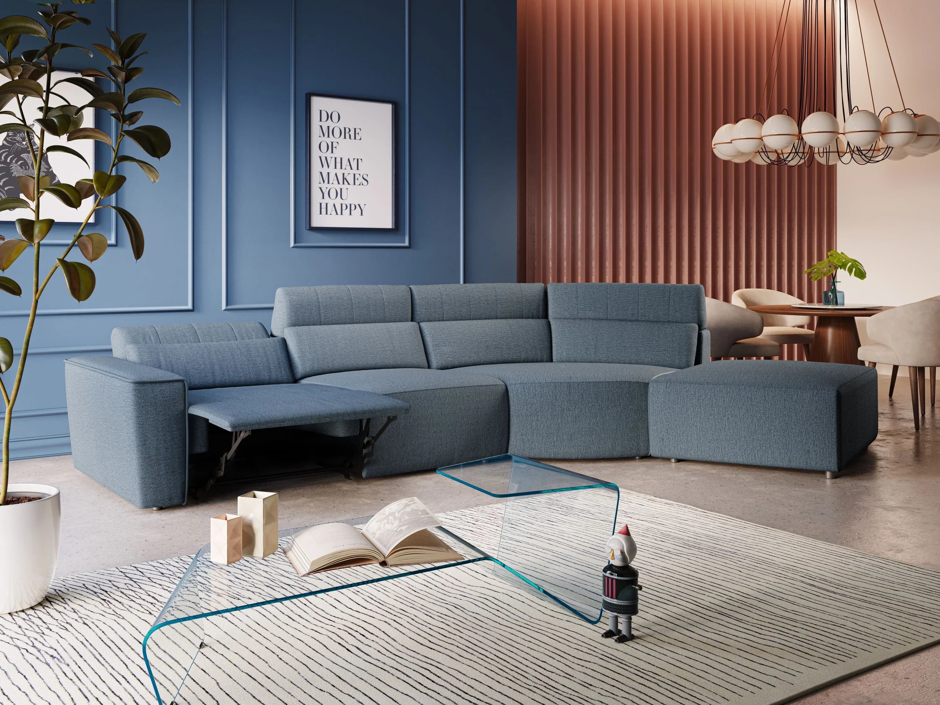 Un soggiorno moderno con un divano componibile blu, un tavolino da caffè in vetro con libri, un tappeto a fantasia, quadri alle pareti, una pianta in vaso e una zona pranzo con lampade a sospensione sullo sfondo.