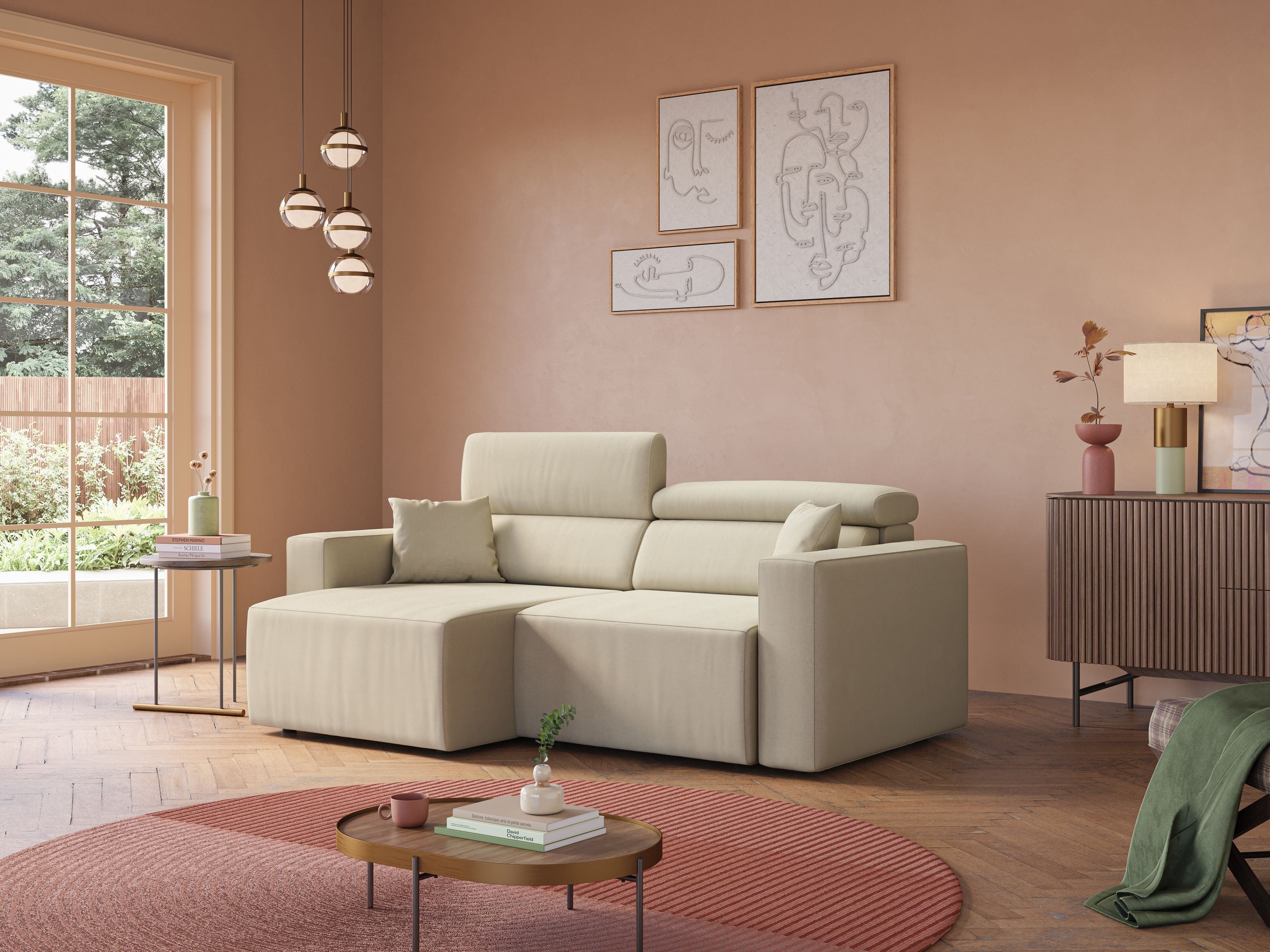 Un moderno divano beige componibile con cuscini è posizionato in un elegante soggiorno con pavimento in piastrelle geometriche, un tavolo in vetro verde con vasi, quadri incorniciati e pareti dai toni neutri e tenui illuminate da luce naturale.