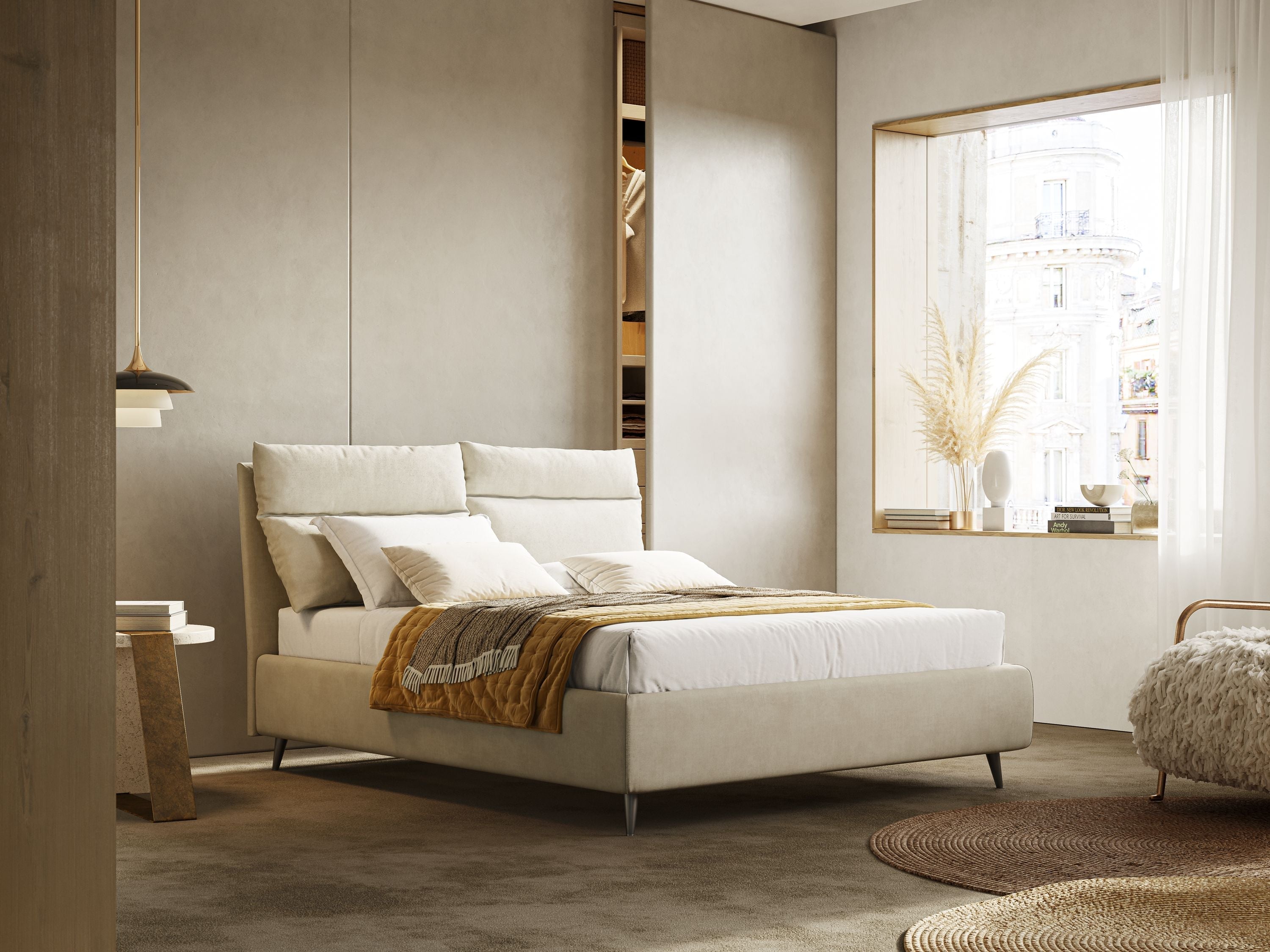 Una moderna camera da letto beige con un letto alto e imbottito, lenzuola bianche e una coperta a righe color senape e marrone. Ampia finestra con tende trasparenti e vista sulla città; decorazioni in erba della pampa sul davanzale.