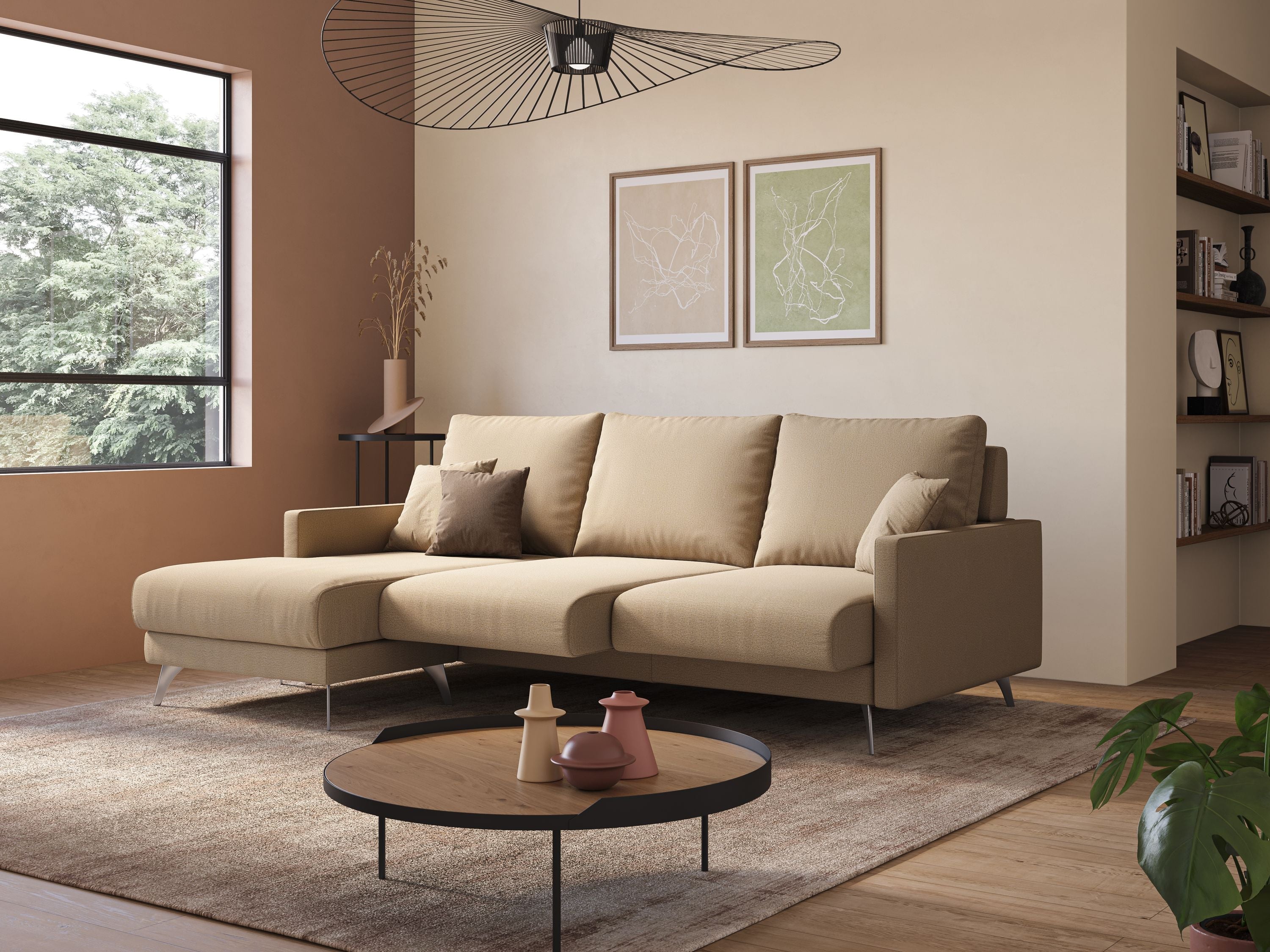 Un soggiorno moderno con un divano componibile beige, un tavolino rotondo marrone con vasi decorativi, quadri, un'ampia finestra, pareti neutre e un arredamento minimalista. Alberi visibili all'esterno.