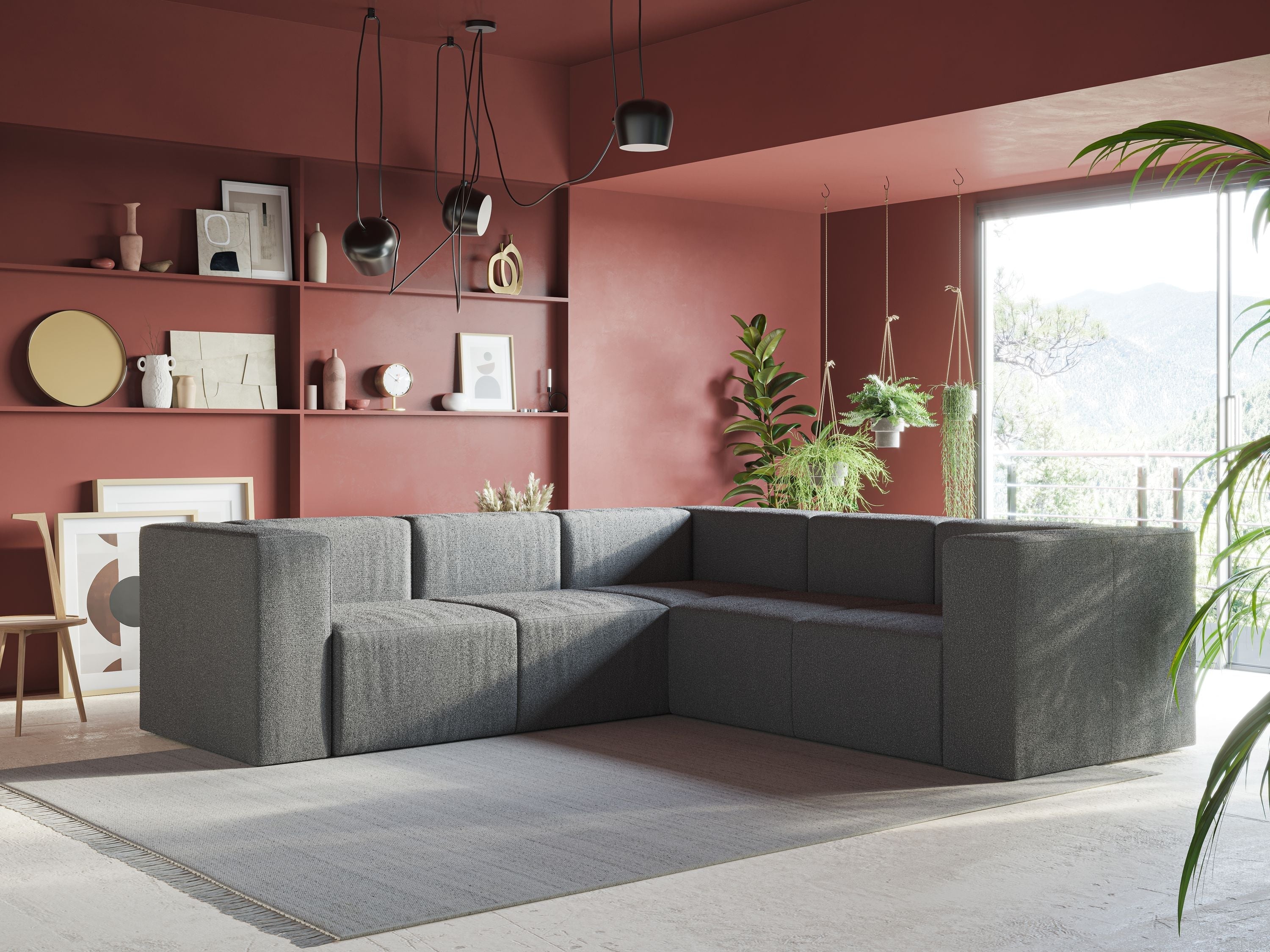 Un soggiorno moderno con pareti rosse, mensole sospese con decorazioni, un divano grigio a L su un tappeto chiaro, grandi piante, lampade a sospensione geometriche e luce del sole che filtra attraverso una porta a vetri.