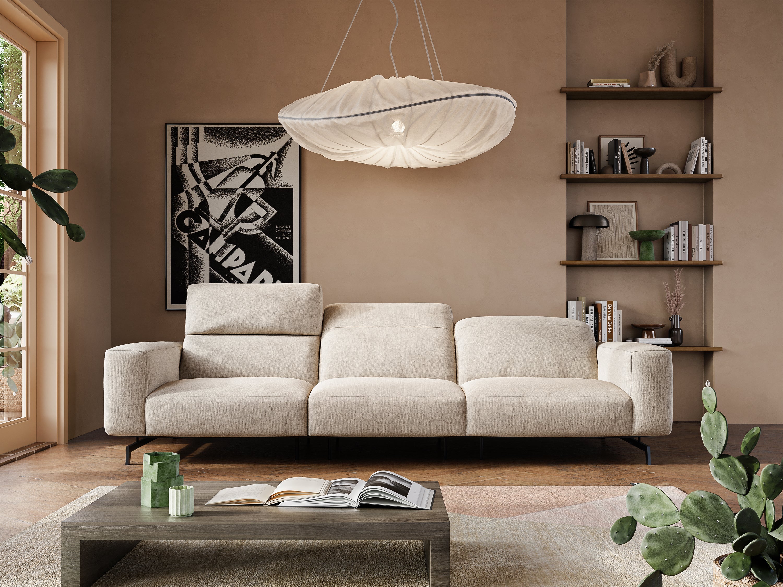Un soggiorno moderno con un divano beige, un tavolino basso in legno, quadri astratti alla parete, mensole sospese con decorazioni, una grande pianta e un'originale lampada a sospensione in tessuto in alto.