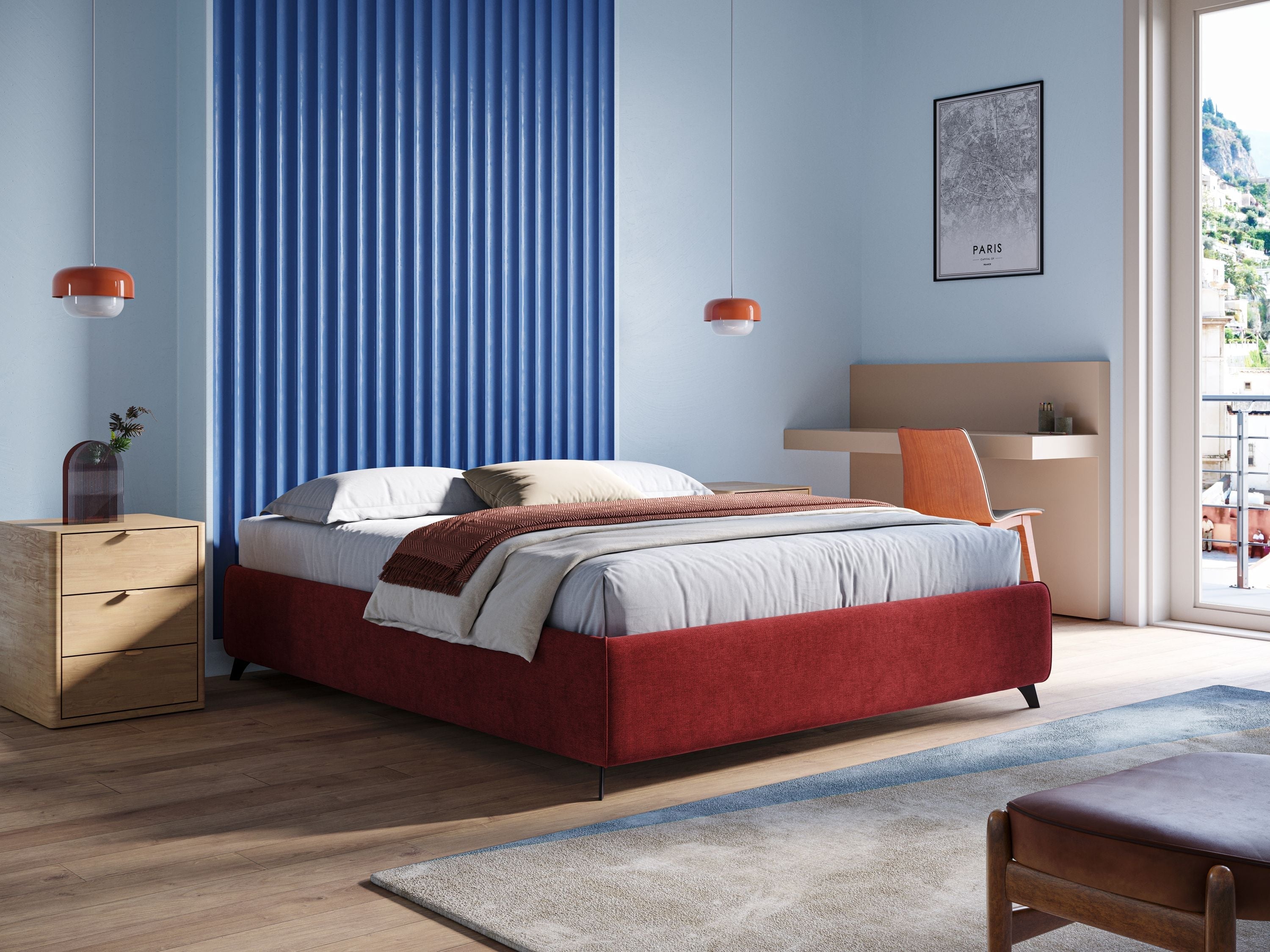 Camera da letto moderna con letto rosso, pannello murale blu, comodino in legno chiaro, lampade a sospensione, sedia marrone chiaro alla scrivania, mappa di Parigi incorniciata e balcone con vista sul verde e sulle colline.
