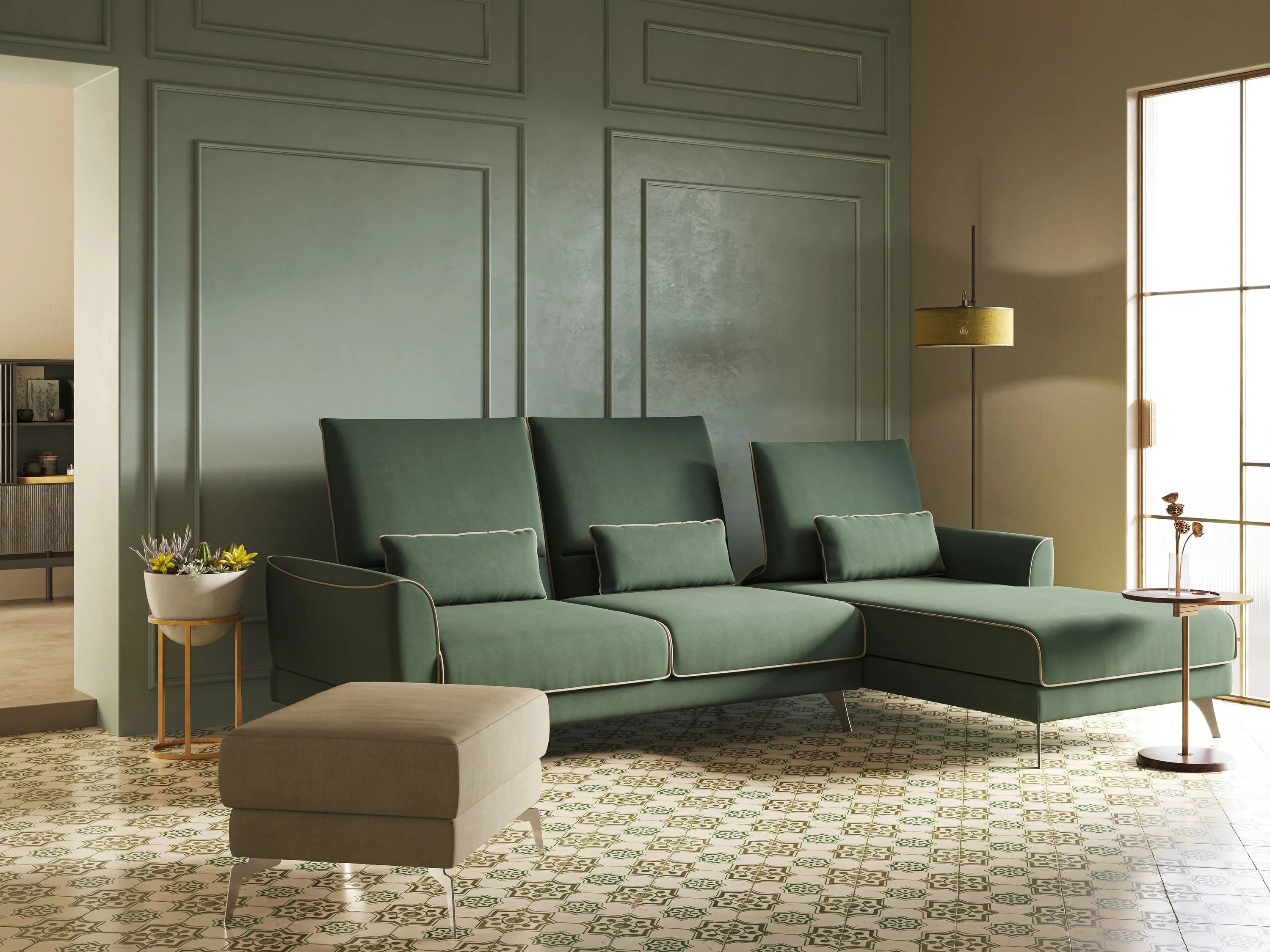 Un soggiorno moderno con un divano componibile verde, cuscini verdi coordinati, pouf beige, pavimento in piastrelle a fantasia, lampada da terra dorata, grande finestra e piante su un tavolino.