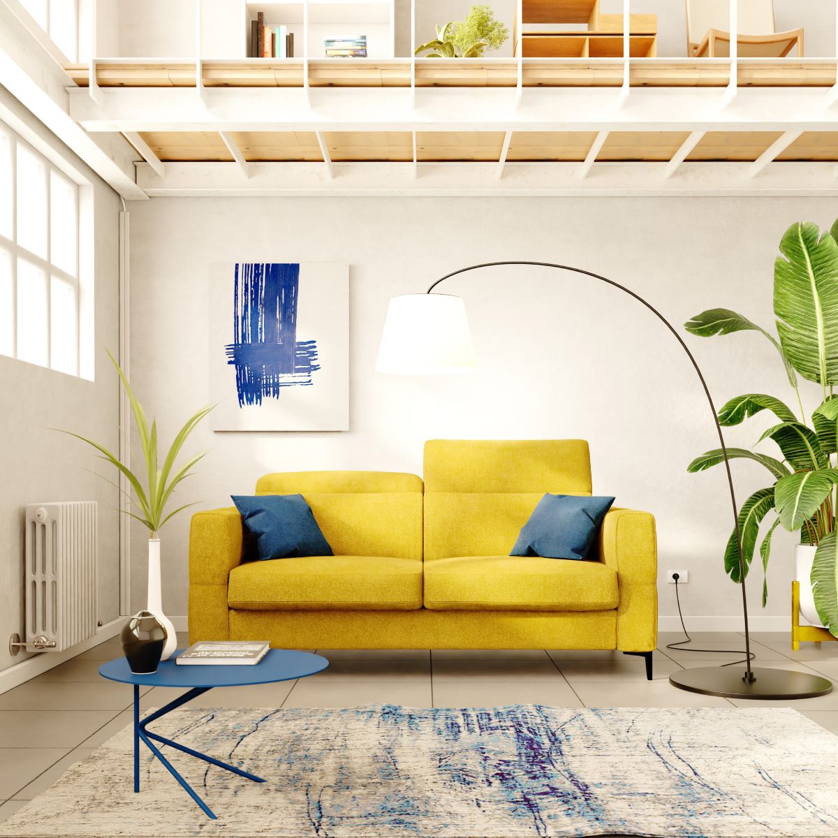 Un soggiorno moderno con un divano giallo, due cuscini blu, un tavolino da caffè blu, quadri astratti alla parete, piante verdi, una grande lampada da terra ad arco e un soppalco con libri e piante.