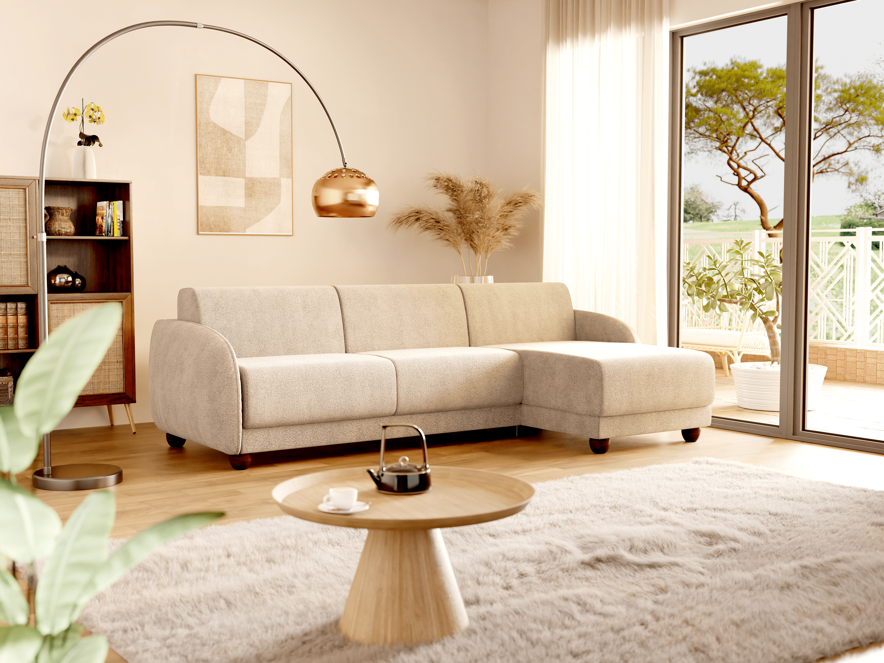 Un soggiorno moderno con un divano componibile beige, un tavolino rotondo in legno, un soffice tappeto, una lampada da terra ad arco, una libreria, piante in vaso e ampie finestre che lasciano entrare la luce naturale.