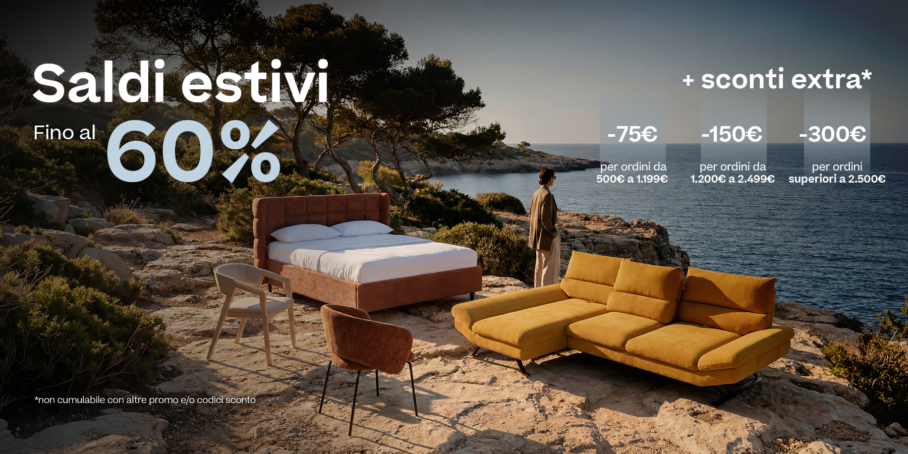 Scena all'aperto con un lettino, un divano e delle sedie su un terreno roccioso in riva al mare; due persone in piedi nelle vicinanze. Il testo pubblicizza i saldi estivi con sconti fino al 60% e ulteriori sconti in base all'importo dell'ordine.