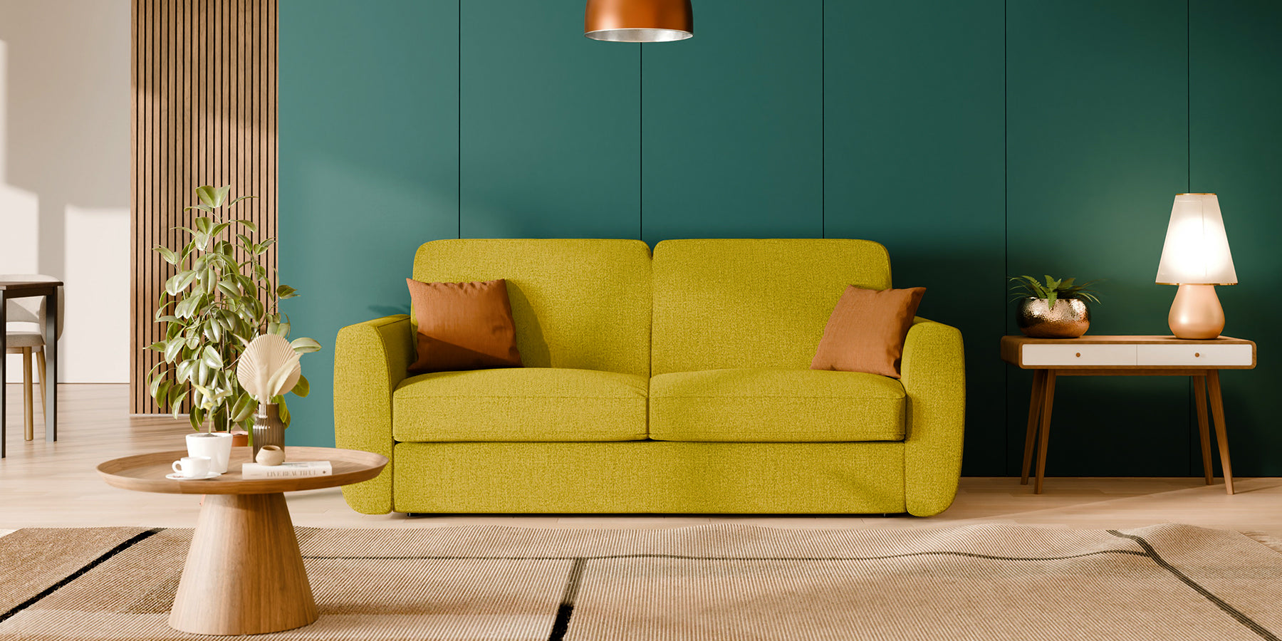 Soggiorno moderno con divano verde lime, due cuscini arancioni, tavolino in legno, pianta in vaso e lampada su un tavolino. Parete d'accento verde acqua e luce naturale soffusa.