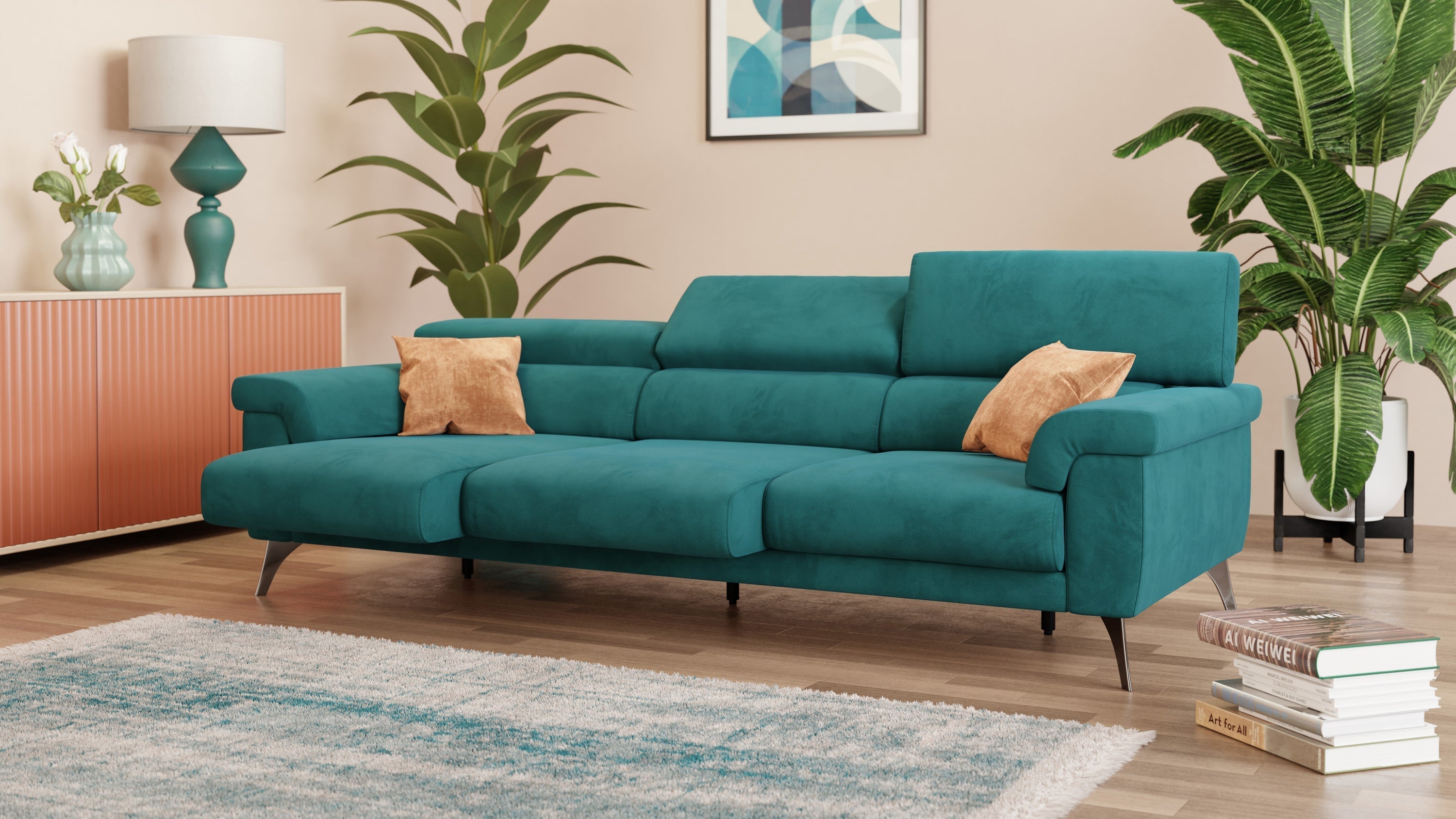 Un soggiorno moderno con un divano verde acqua, due cuscini abbronzati, grandi piante verdi, una lampada blu, arte astratta incorniciata, un tappeto a righe, libri impilati e un pavimento in legno.