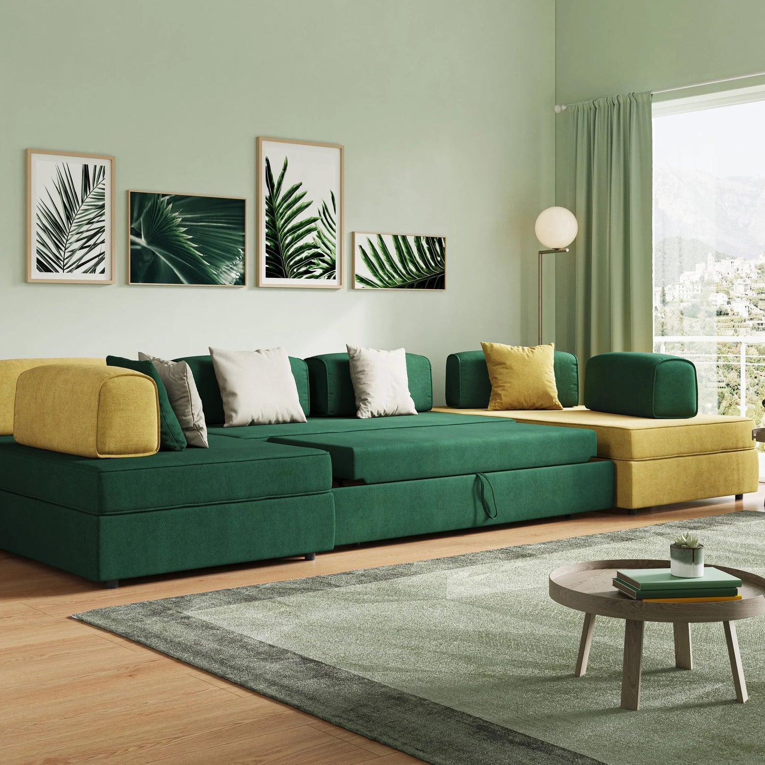 Soggiorno moderno con divano componibile verde e giallo, pareti decorate con motivi vegetali, tavolino rotondo, lampada da terra, tende verdi e una grande finestra che lascia entrare la luce naturale.