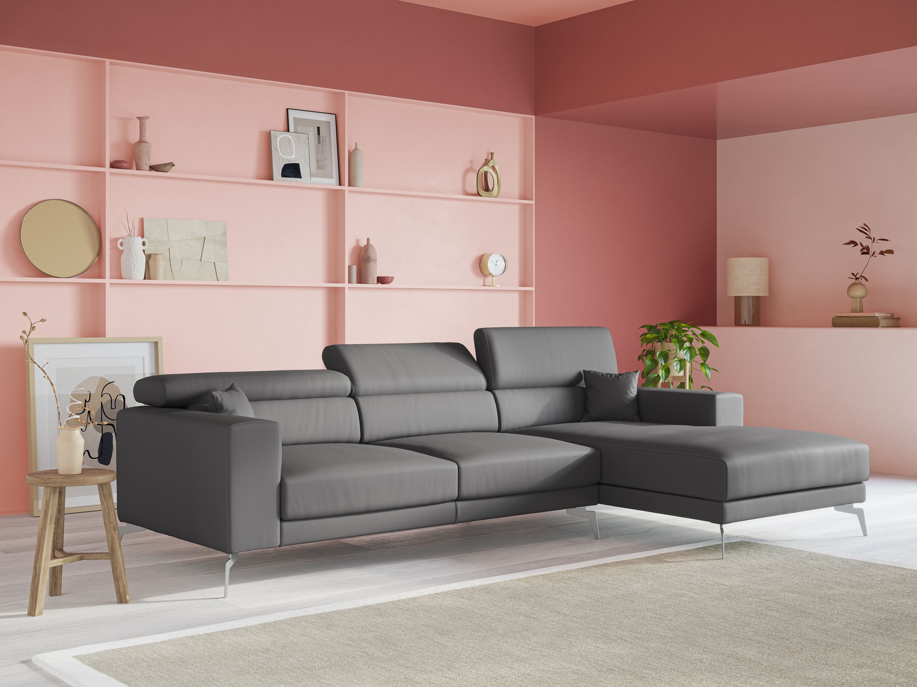 Un soggiorno moderno con un divano in pelle marrone, due cuscini decorativi testurizzati, una lampada da terra nera, un pouf, un arazzo intrecciato e un tappeto chiaro a fantasia su un pavimento in legno.