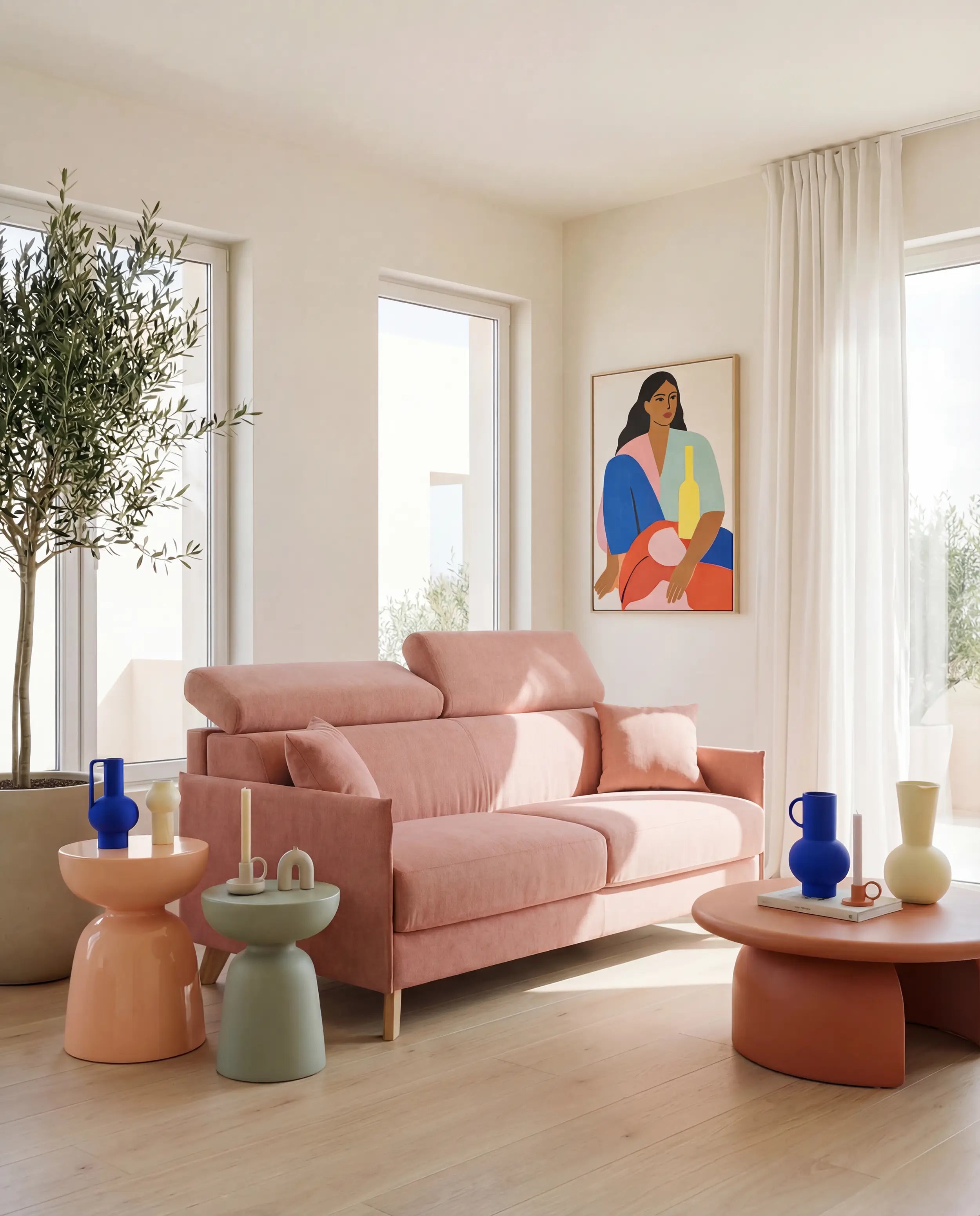 Un soggiorno moderno con un divano rosso, due cuscini rossi, un tavolino da caffè bianco, una lampada da terra a treppiede, una pianta in vaso e tre stampe botaniche incorniciate su una parete azzurra.