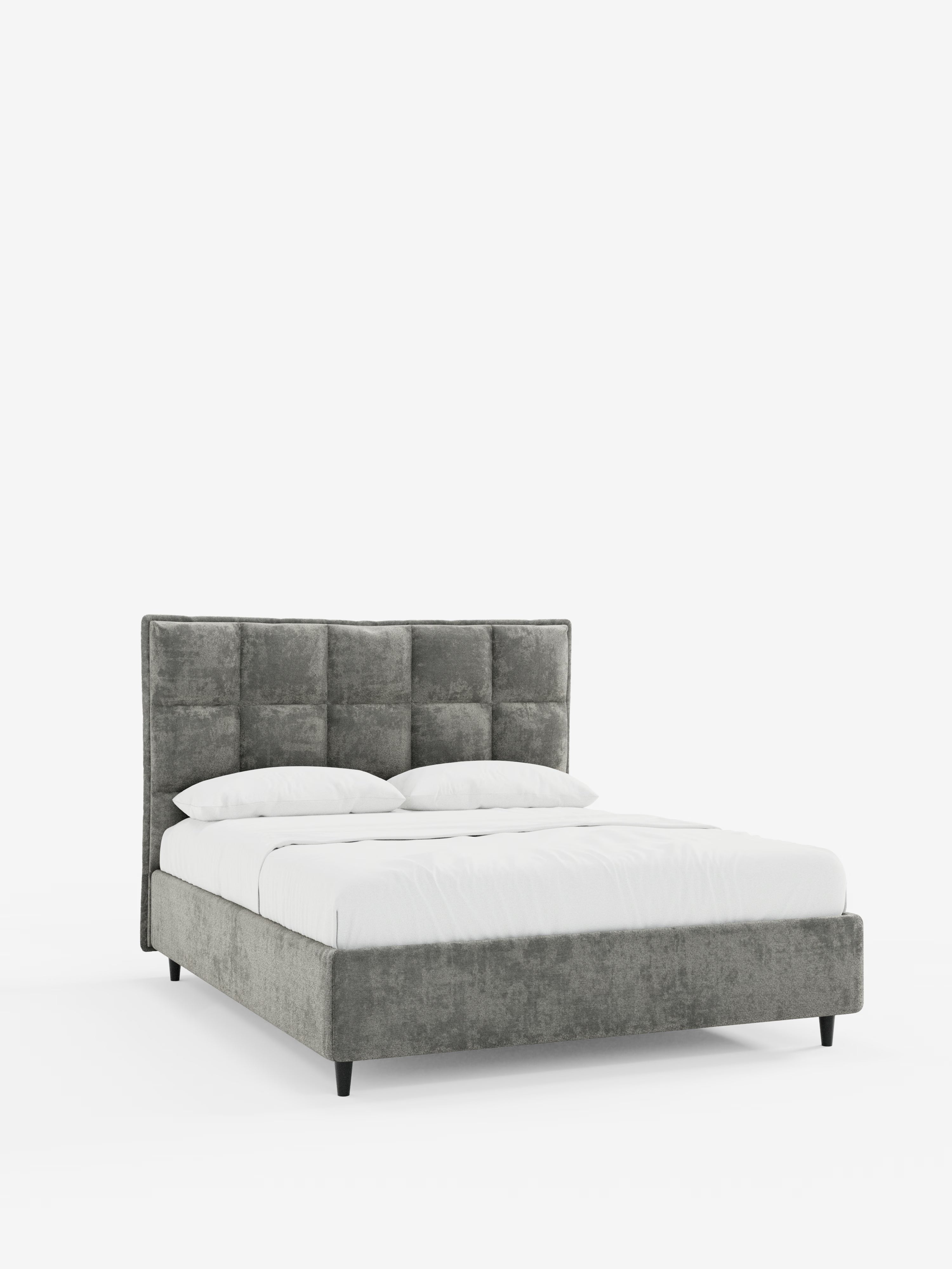 Il letto imbottito AURO con contenitore e testiera capitonné alta in ciniglia Oeko-Tex® di Letti.Il modello — un moderno letto imbottito grigio con testiera alta capitonné e gambe basse nere — è abbinato a biancheria da letto bianca, tra cui due cuscini e un piumone disposto con cura, ed è esposto su uno sfondo bianco a tinta unita.