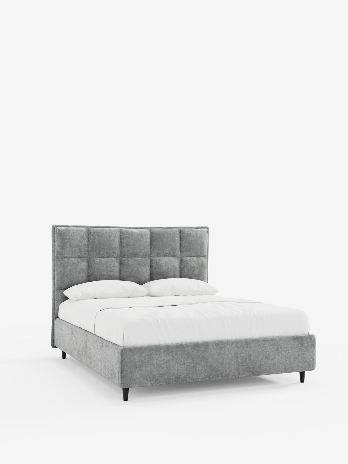 AURO di Letti.store è un moderno letto imbottito con contenitore, caratterizzato da un'alta testiera capitonné e da una struttura in ciniglia certificata Oeko-Tex®, rifinita in grigio chiaro e sostenuta da gambe nere. Il letto è abbinato a biancheria da letto bianca e due cuscini bianchi, su uno sfondo bianco a tinta unita senza altri oggetti visibili.
