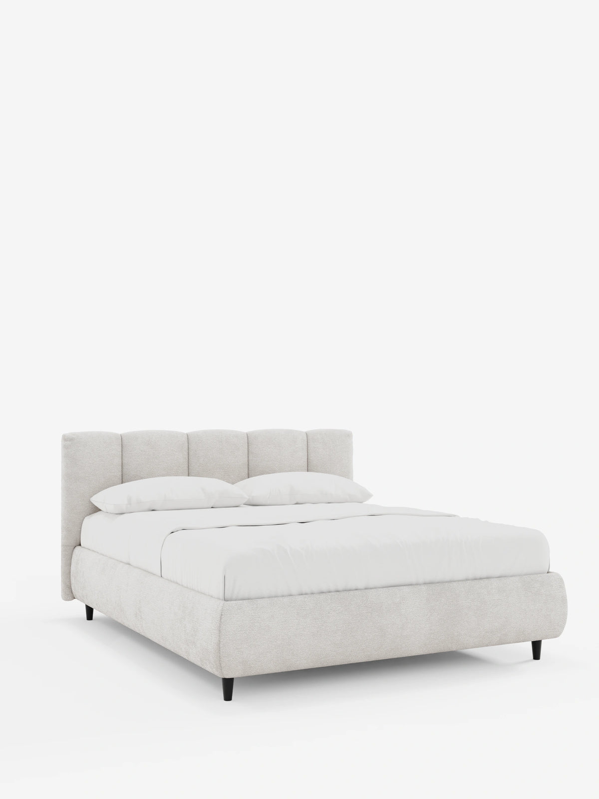 Il letto imbottito ARKAM con contenitore e testiera a lavorazione verticale è un letto matrimoniale beige chiaro su uno sfondo bianco a tinta unita, caratterizzato da una testiera con scanalature verticali, biancheria da letto bianca e gambe affusolate scure.