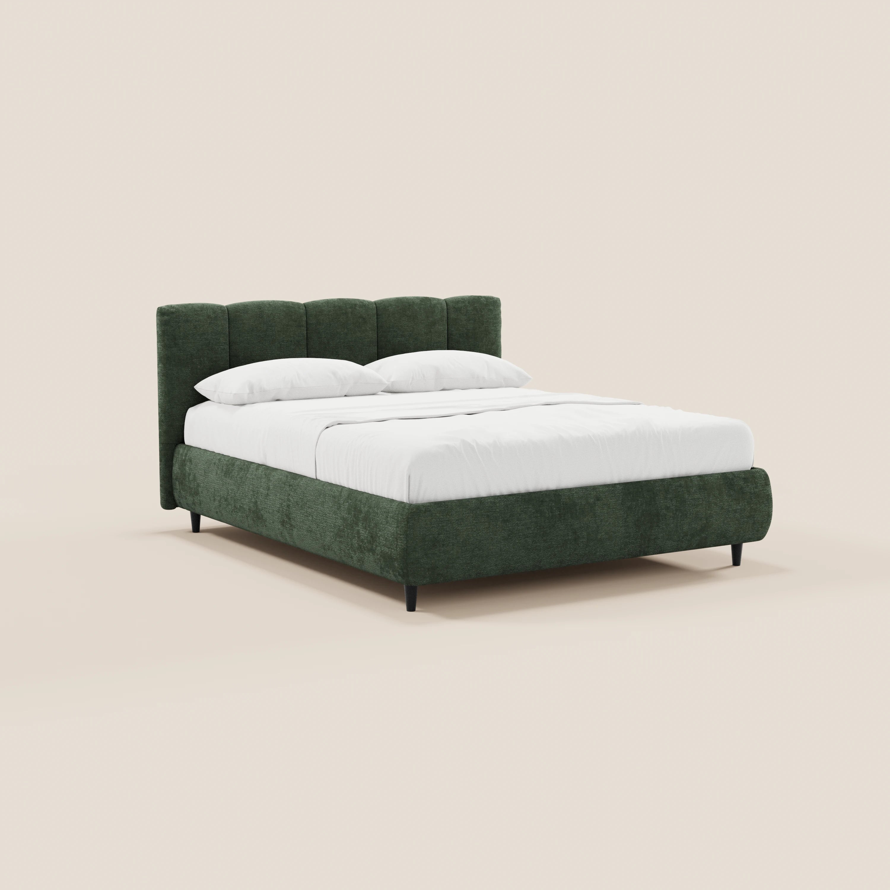 Il letto imbottito ARKAM di Letti.store è rivestito in tessuto verde scuro certificato Oeko-Tex®, presenta una testiera con cuciture verticali, un vano contenitore integrato e poggia su gambe corte nere; è abbinato a biancheria da letto bianca su uno sfondo beige.