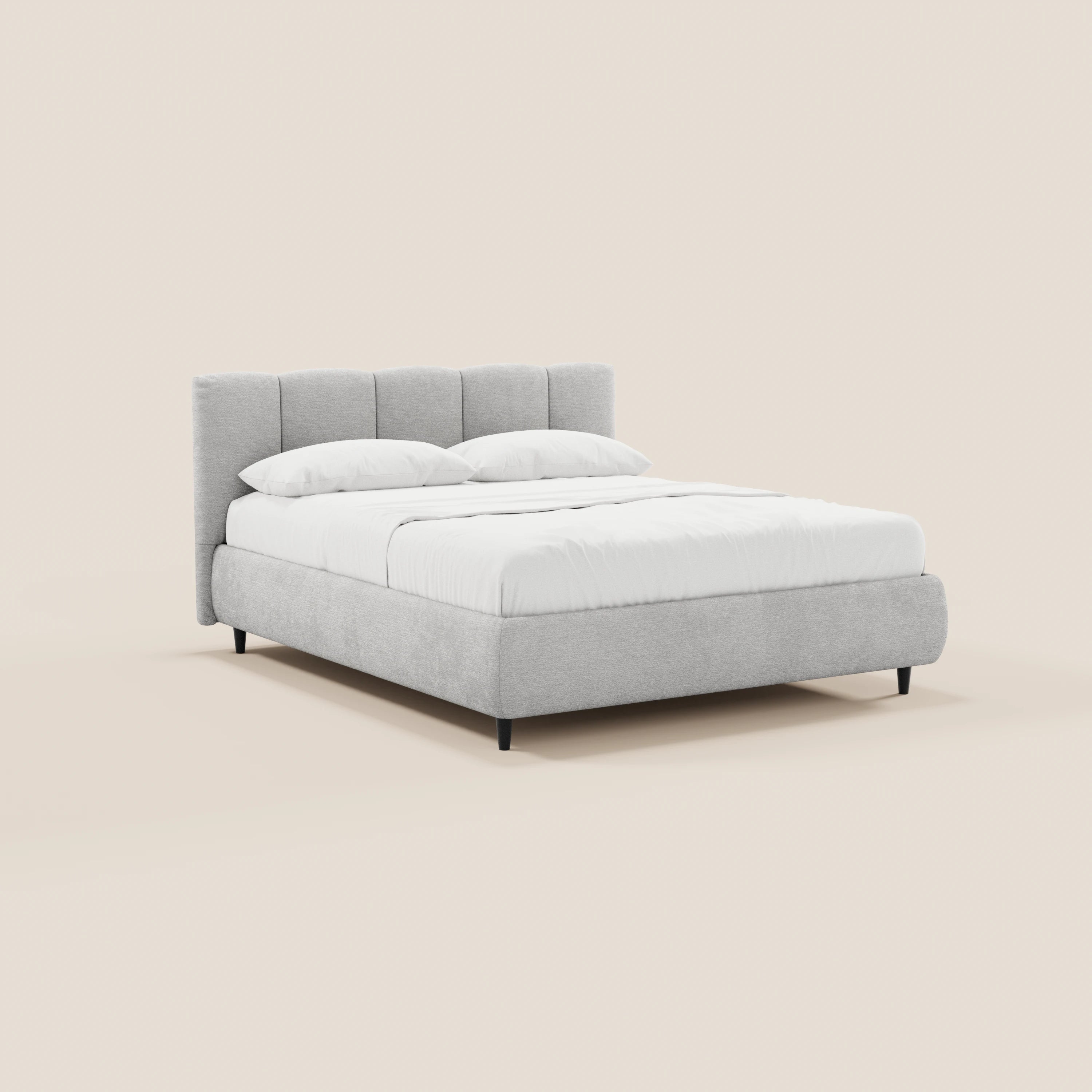 Il letto imbottito ARKAM di Letti.store presenta un design shabby chic con testiera a lavorazione verticale, vano contenitore e rivestimento in tessuto certificato Oeko-Tex®, ideale per ambienti contemporanei.