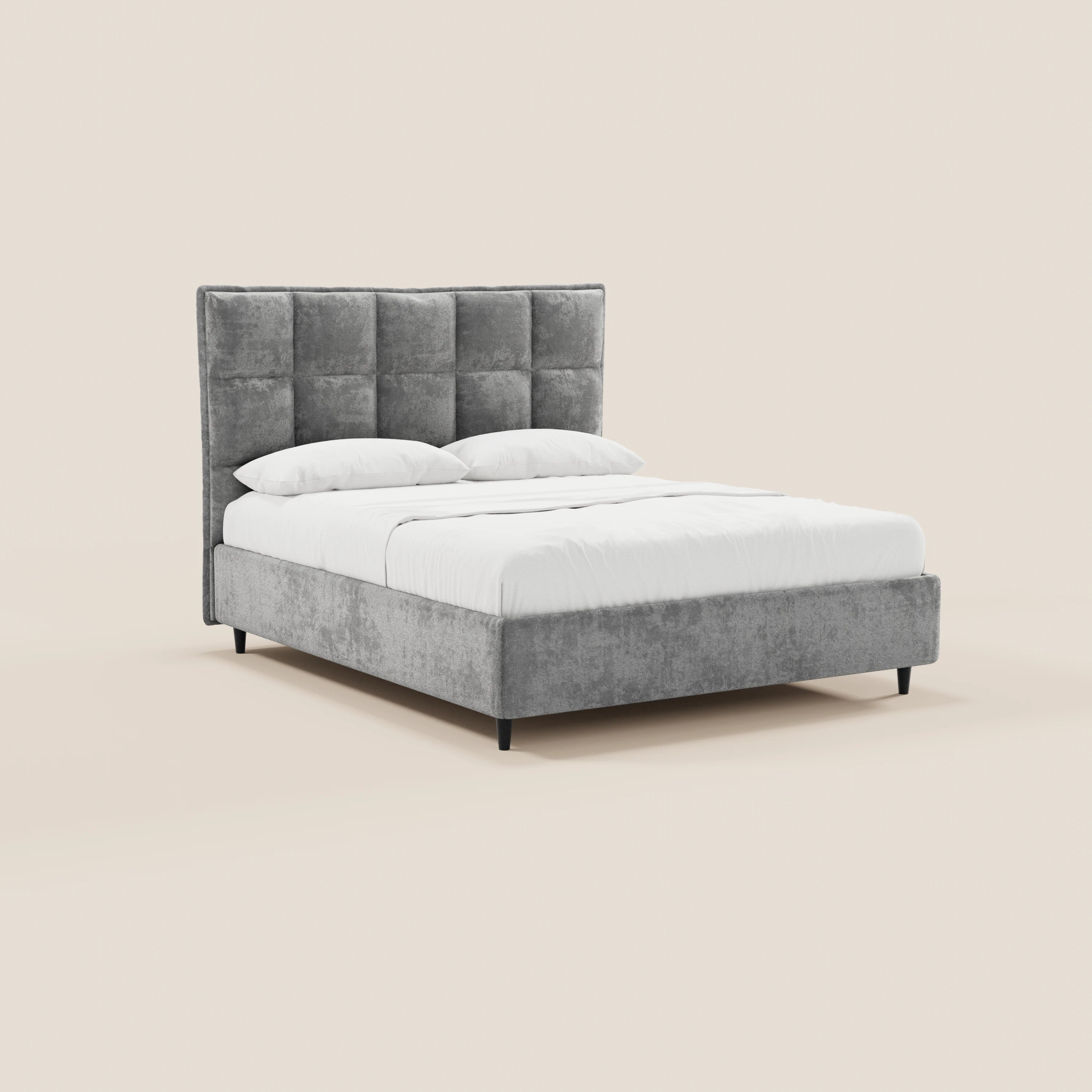 Il letto imbottito AURO con contenitore di Letti.store presenta una testiera alta capitonné in ciniglia Oeko-Tex® con motivo a quadrati, finitura grigia, gambe nere, ed è raffigurato con biancheria da letto bianca su sfondo beige chiaro.