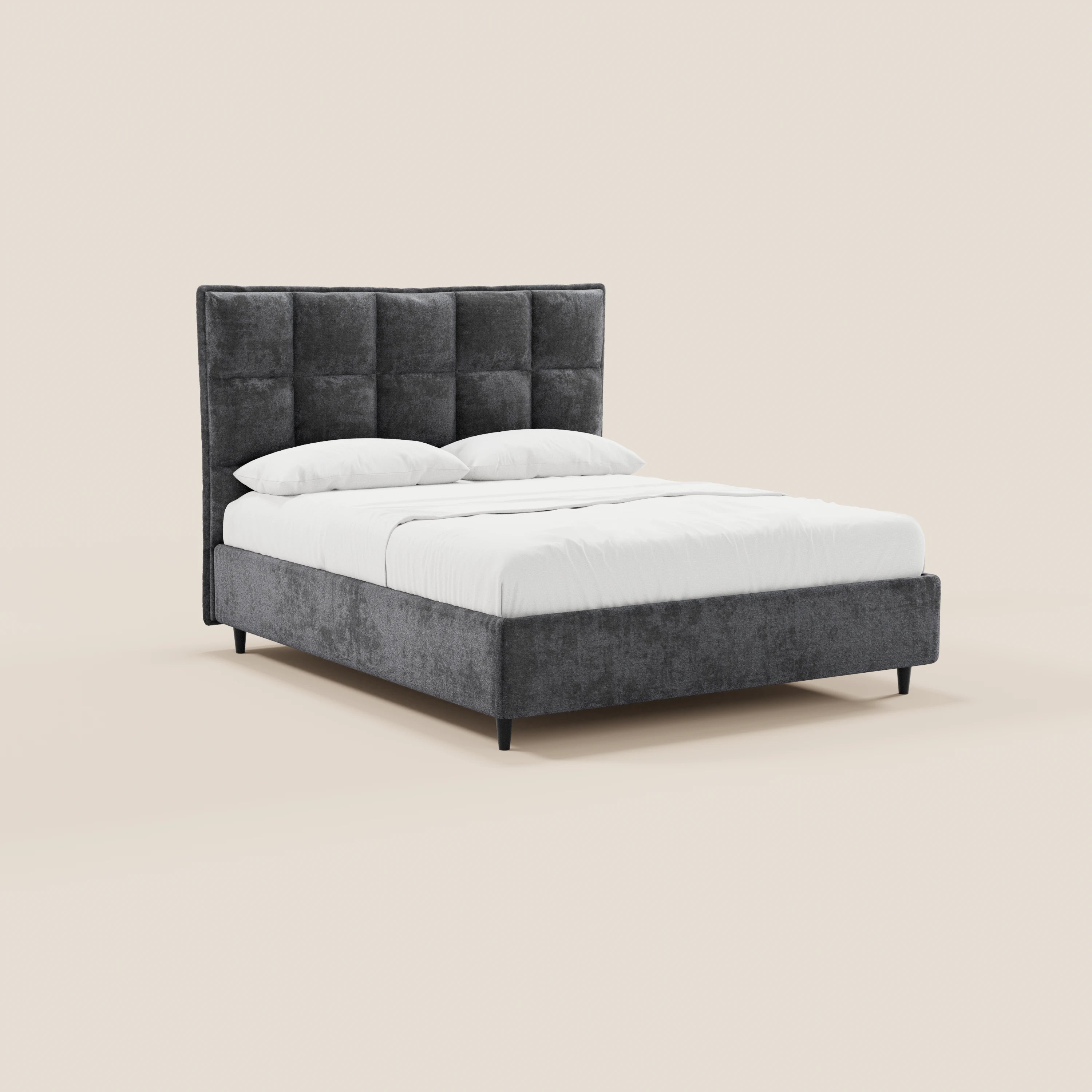 Il letto imbottito AURO con contenitore di Letti.store presenta una testiera capitonné alta in ciniglia Oeko-Tex® grigio scuro, completa di biancheria bianca e due cuscini, su uno sfondo beige chiaro.