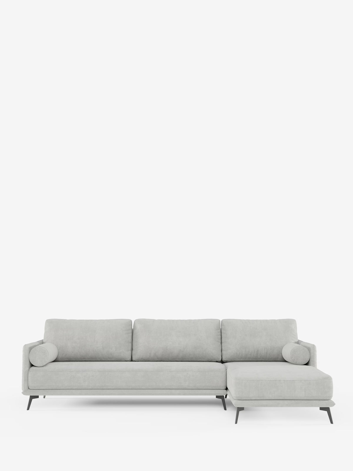 Il divano moderno angolare con penisola “Basalto” di Divani.Store, caratterizzato da un design moderno in grigio chiaro con tre cuscini di seduta, tre cuscini di schienale, una chaise longue sul lato destro, una base sottile in metallo e due cuscini cilindrici in tessuto T31 antimacchia imbottiti con piume, è presentato su uno sfondo bianco a tinta unita. Questo elegante complemento d’arredo riflette con orgoglio la raffinata maestria artigianale dei mobili di produzione italiana.