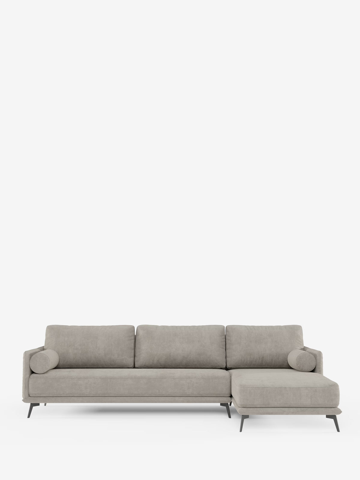 Il divano moderno angolare con penisola Basalto di Divani.Store è un divano componibile contemporaneo di colore grigio chiaro con chaise longue a destra, dotato di tre cuscini di seduta, tre cuscini di schienale, due cuscini cilindrici e sottili gambe in metallo nero. Tutti i cuscini sono imbottiti in piuma e rivestiti in tessuto T31 antimacchia, raffigurati su uno sfondo bianco a tinta unita.