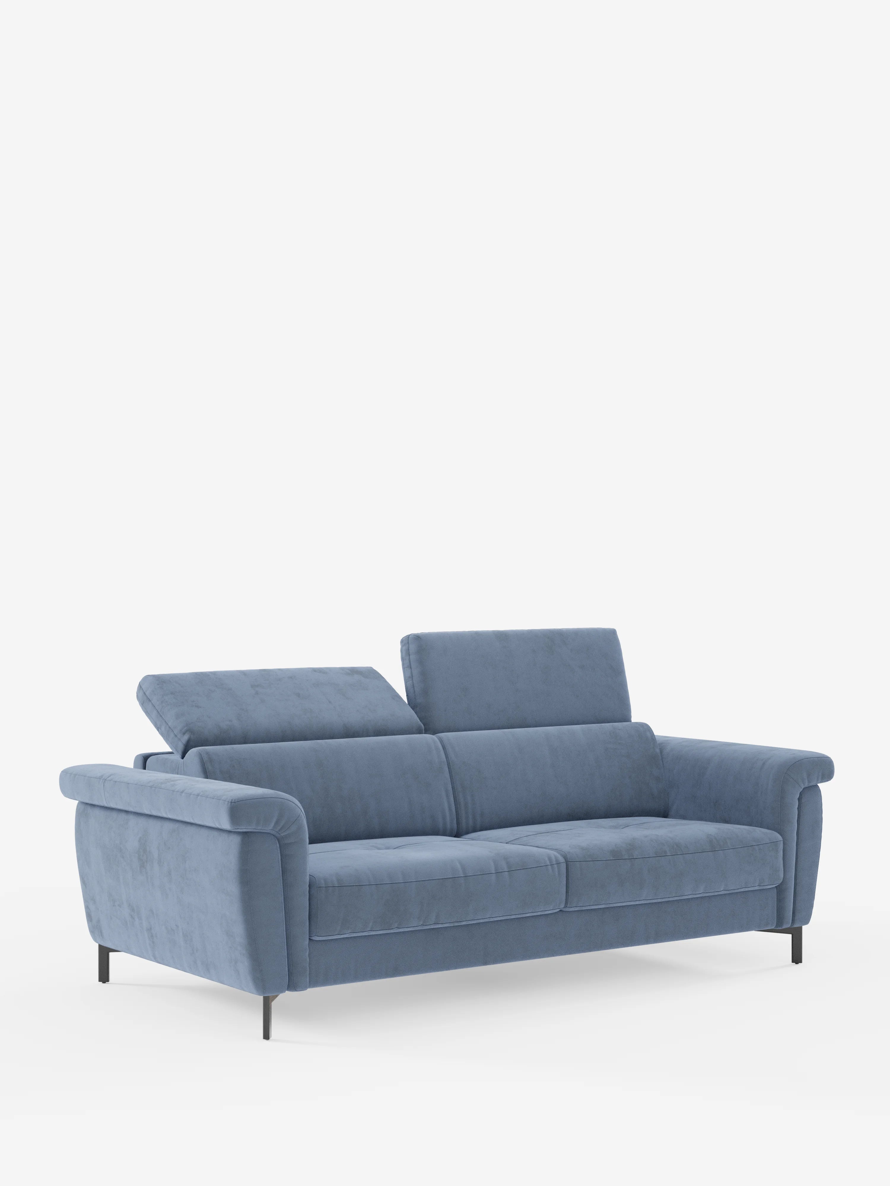 Il divano letto di design Capri di Divani.Store è un moderno divano blu effetto velluto dotato di due cuscini di seduta, braccioli arrotondati e poggiatesta regolabili. Realizzato con maestria secondo la tradizione artigianale italiana e rivestito in raffinato tessuto effetto velluto T30 resistente alle macchie, questo divano poggia su eleganti gambe in metallo nero ed è presentato su uno sfondo bianco a tinta unita.