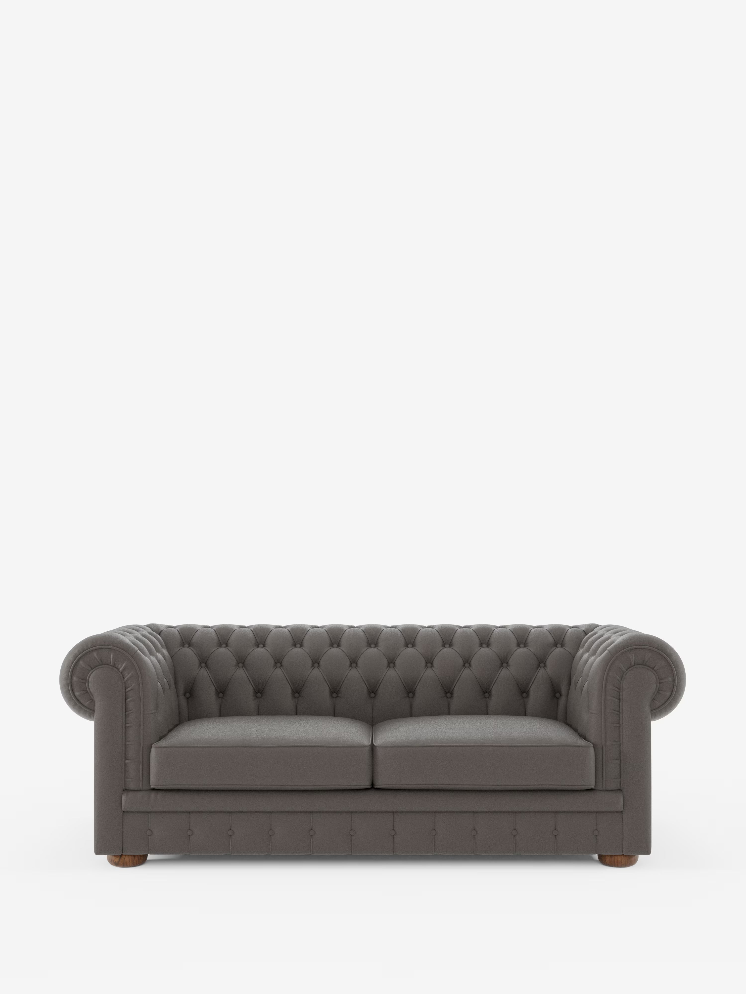 Un divano Chesterfield grigio scuro con rivestimento a ciuffetti – Divano Chesterfield in vera pelle spessorata a 2 e 3 posti di Divani.Store, caratterizzato da braccioli e schienale arrotondati, due cuscini di seduta e piedini in legno, è raffigurato su uno sfondo bianco a tinta unita. Questo elegante divano artigianale di produzione italiana coniuga con naturalezza lo stile classico e la maestria artigianale.