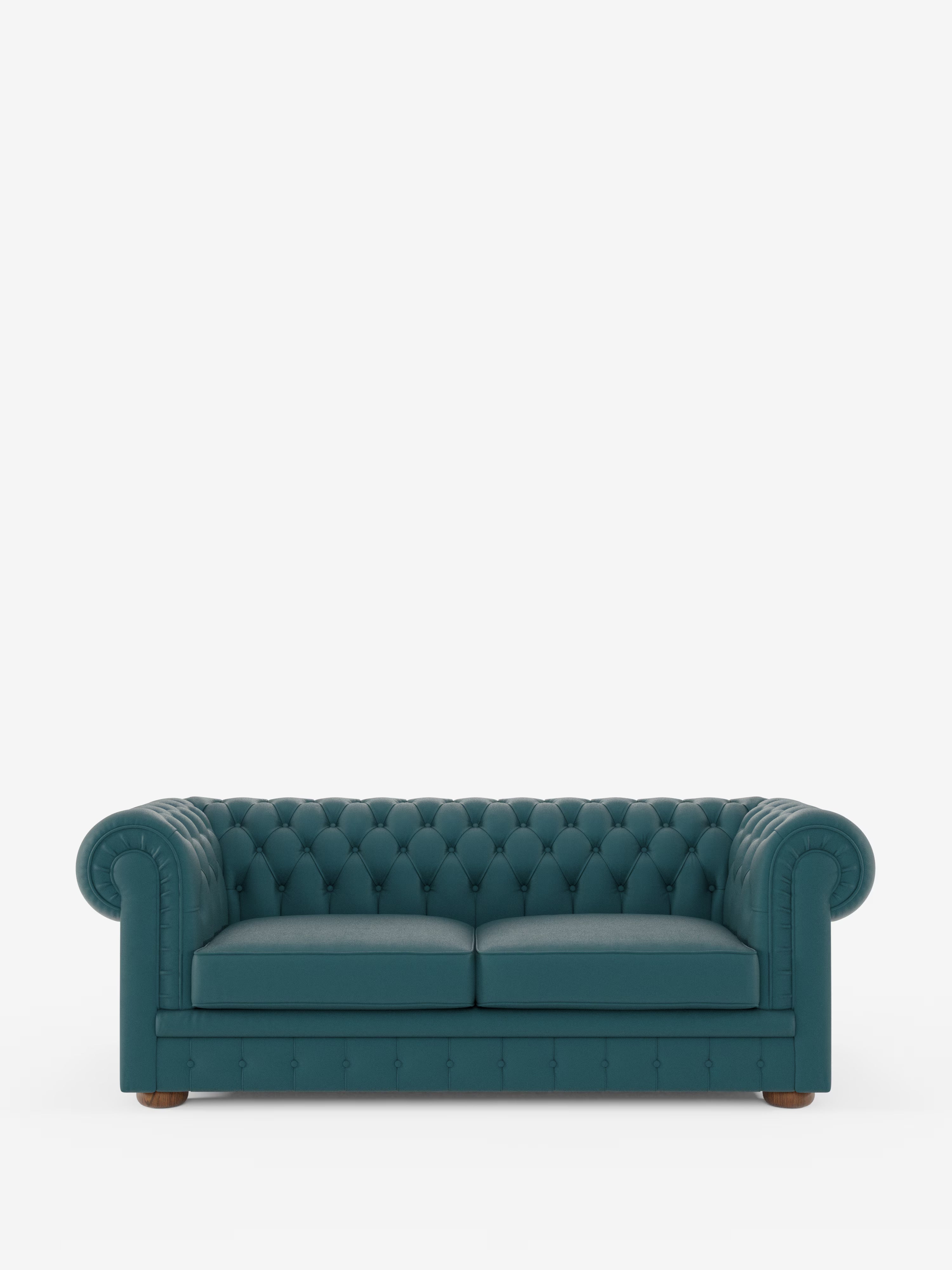 Un Chester color verde acqua – Divano Chesterfield in vera pelle spessorata a 2 e 3 posti di Divani.Store, caratterizzato da schienale capitonné, braccioli arrotondati e due cuscini di seduta, poggia su piccole gambe in legno su uno sfondo bianco a tinta unita, incarnando l’eleganza senza tempo dell’artigianato italiano.