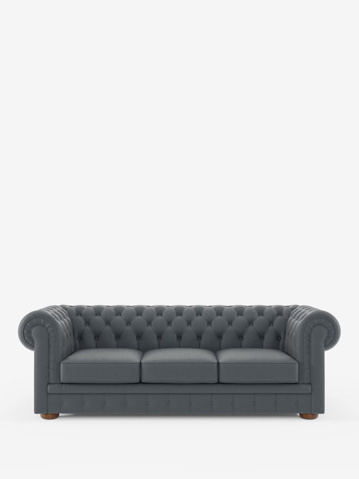 Un divano Chester 4 Posti 3 sedute in vera pelle grigio scuro – Chesterfield capitonné artigianale di Divani.Store, caratterizzato da schienale e braccioli con profonda trapuntatura a bottoni, braccioli arrotondati, gambe corte in legno e lavorazione artigianale. Questo divano a quattro posti in vera pelle è rivestito in pelle liscia e si staglia su uno sfondo bianco a tinta unita.