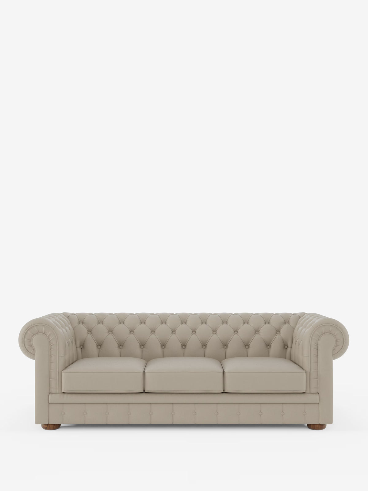 Un divano Chester 4 posti a 3 sedute in vera pelle – Chesterfield capitonné artigianale di Divani.Store, caratterizzato da uno schienale capitonné e braccioli arrotondati alla stessa altezza dello schienale, oltre che da gambe corte in legno, è presentato su uno sfondo bianco a tinta unita. Realizzato con maestria grazie a una meticolosa lavorazione artigianale e rivestito in morbida vera pelle, questo divano presenta un design classico ed elegante.