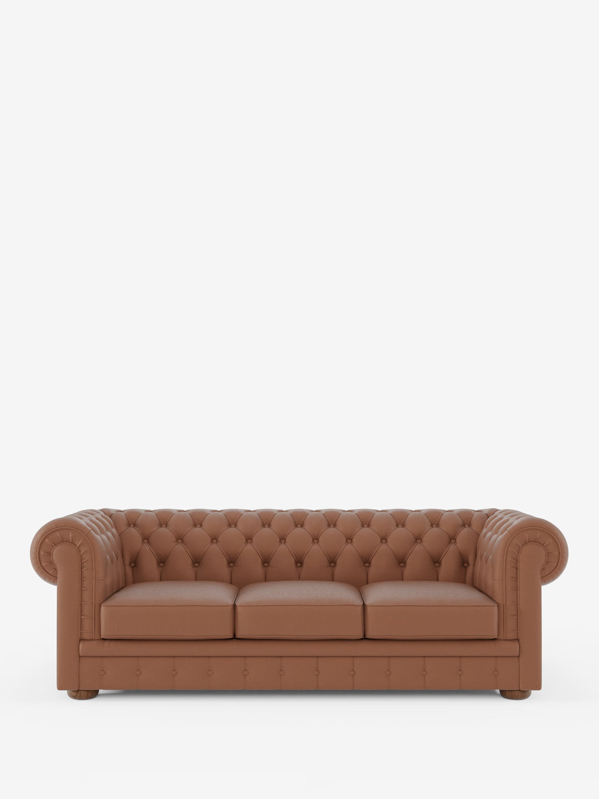 Un divano Chester a 4 posti con 3 sedute in vera pelle – Chesterfield capitonné artigianale di Divani.Store, caratterizzato da una finitura in pelle marrone con schienale e braccioli trapuntati, braccioli arrotondati e tre cuscini di seduta, è ripreso su uno sfondo bianco a tinta unita, che ne esalta la raffinata lavorazione artigianale in vera pelle.