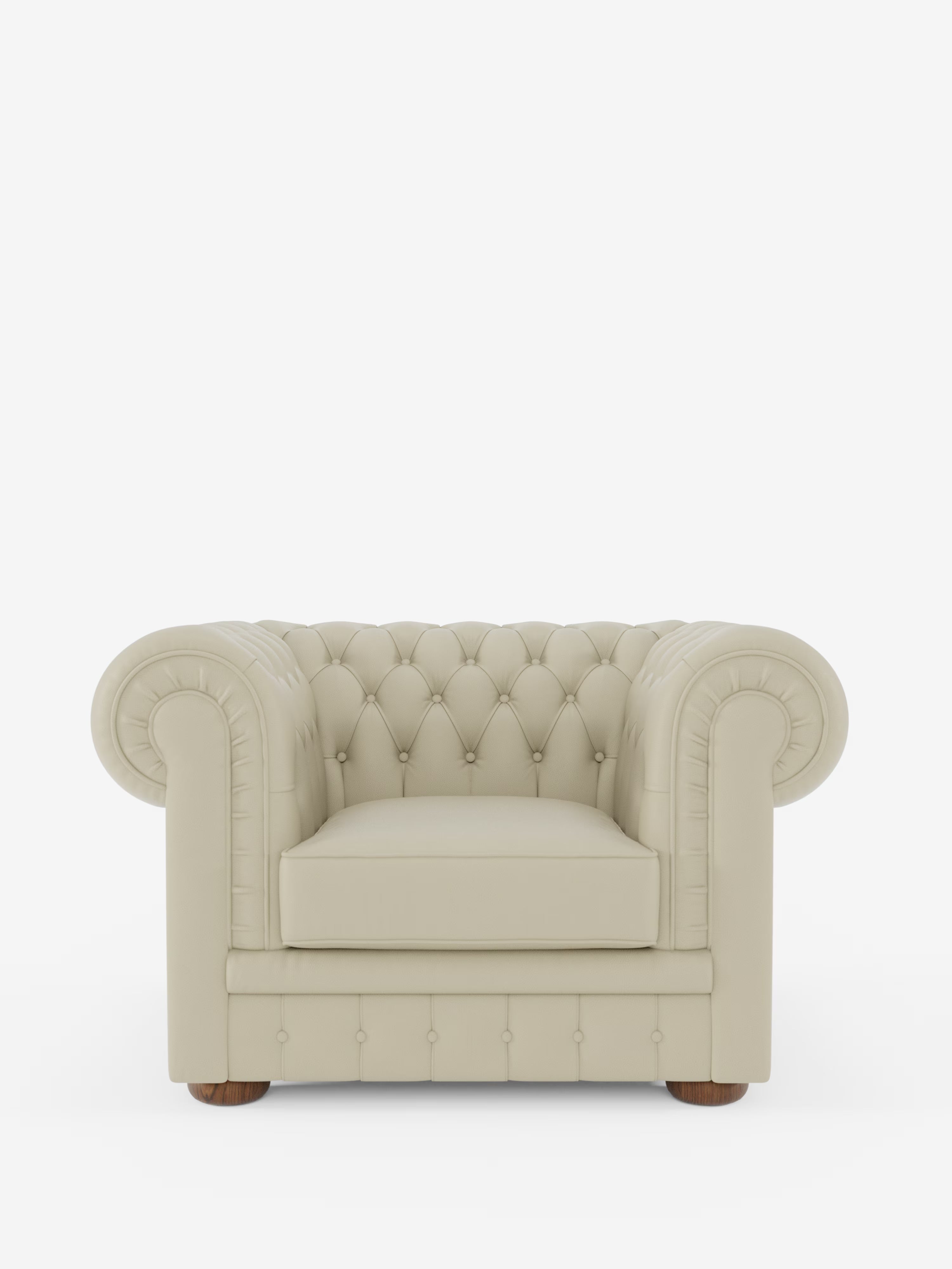 Una poltrona Chester in vera pelle spessorata con capitonné artigianale di Divani.Store, color crema e realizzata in pelle pregiata con profonda trapuntatura a bottoni, braccioli arrotondati e gambe corte in legno, è messa in risalto su uno sfondo bianco a tinta unita. Questa elegante poltrona conferisce un tocco di raffinatezza senza tempo a qualsiasi ambiente.