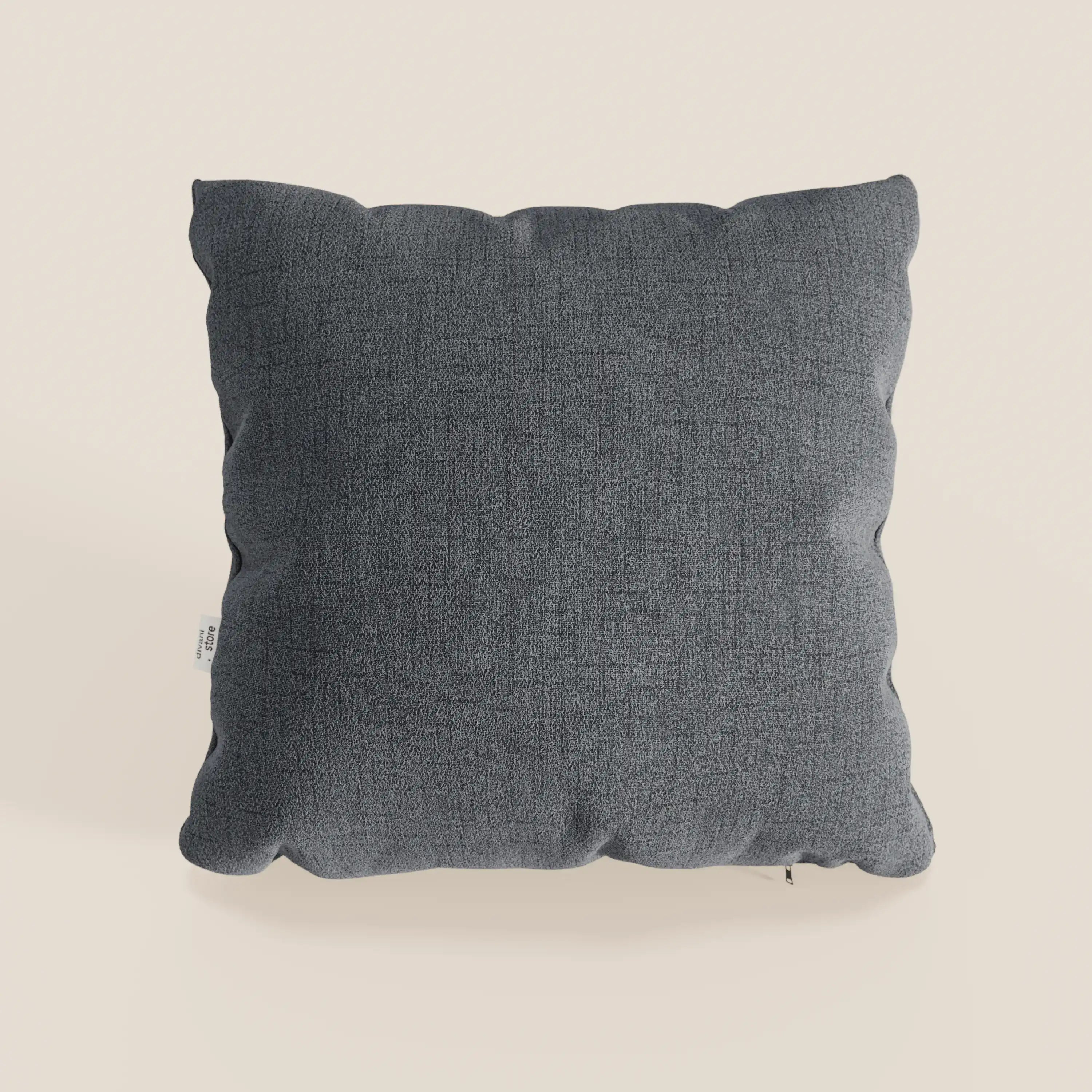 Il cuscino Felis cuscino Impermeabile T03 grigio di Divani.Store è un cuscino quadrato di colore grigio scuro in tessuto morbido e testurizzato con cuciture a vista e etichetta di manutenzione bianca, che offre un comfort resistente all'acqua su qualsiasi sfondo.