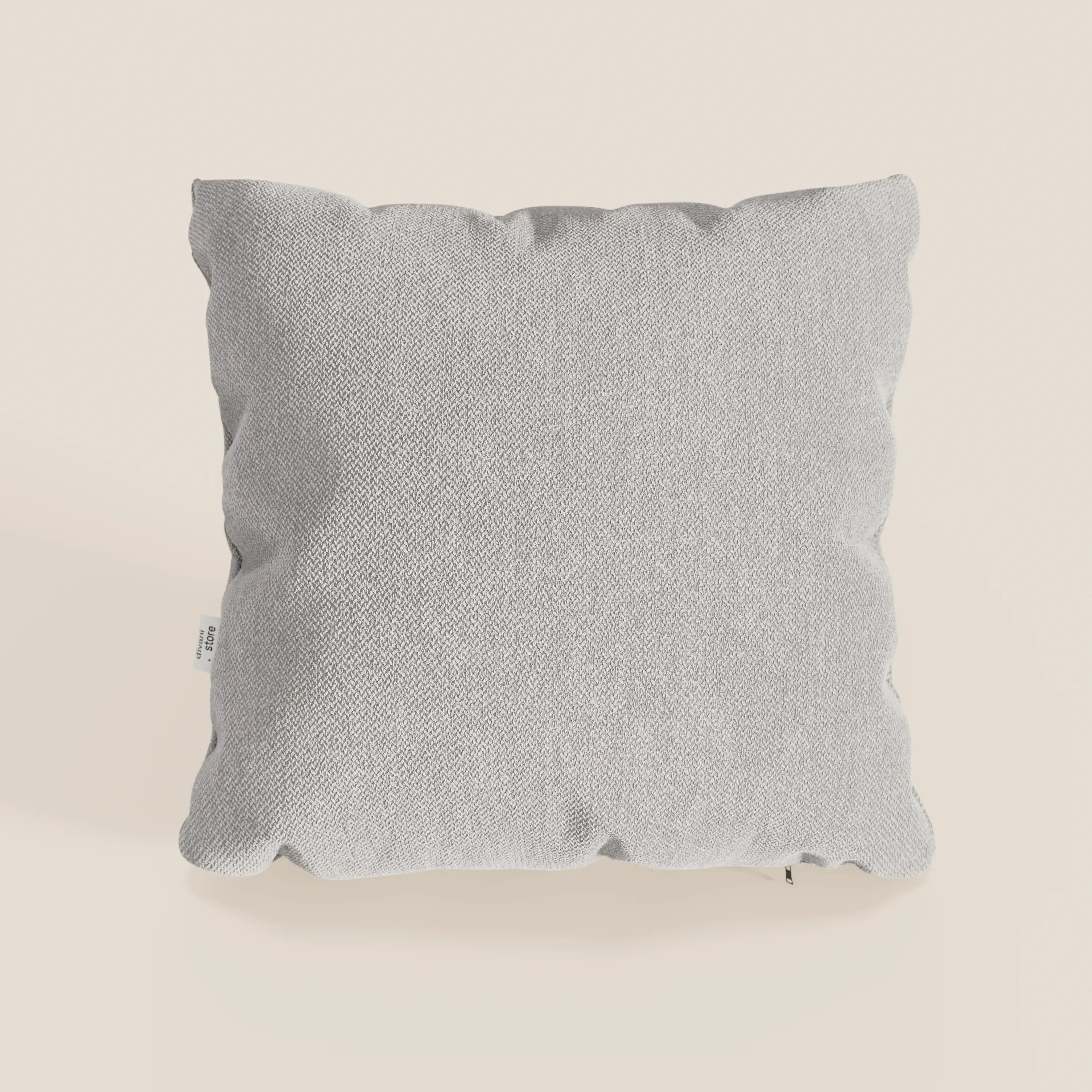Il cuscino Sogno di Divani.Store, presentato nel colore SMACCHIABILE T05 grigio, è un cuscino quadrato di colore grigio chiaro con una sottile trama intrecciata e bordi frastagliati, ideale come cuscino d'arredo o per divani. Presenta una piccola etichetta in tessuto sul lato sinistro.