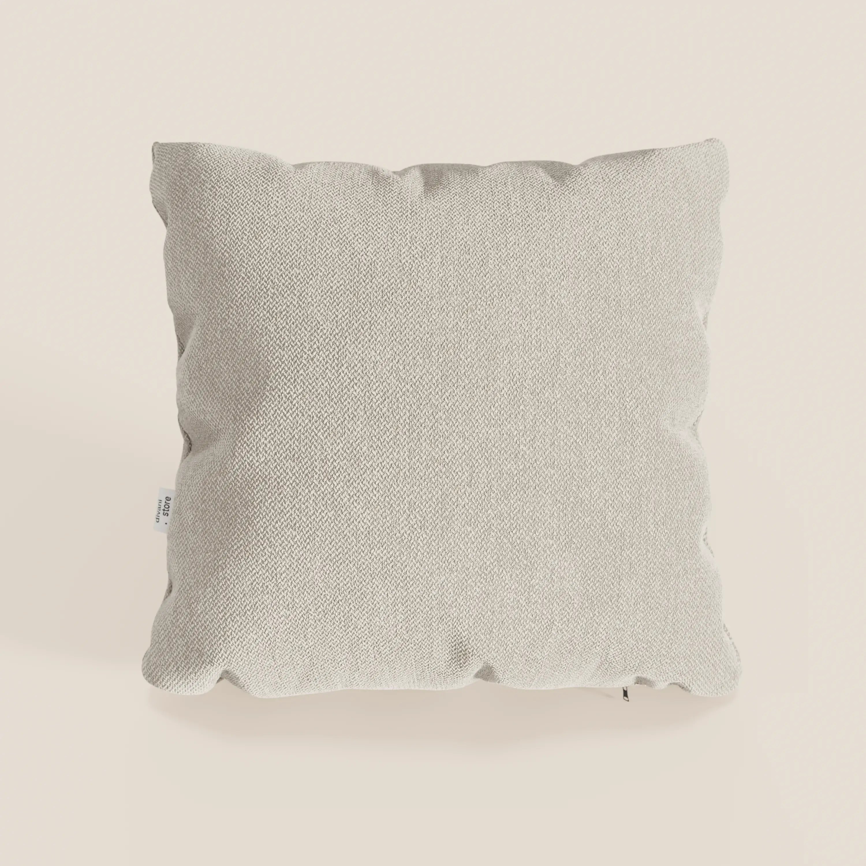 Il cuscino Sogno di Divani.Store in panna SMACCHIABILE T05 è caratterizzato da un tessuto morbido, beige chiaro, con bordi leggermente frastagliati e una piccola etichetta bianca, ideale per aggiungere un comfort minimo al vostro divano.