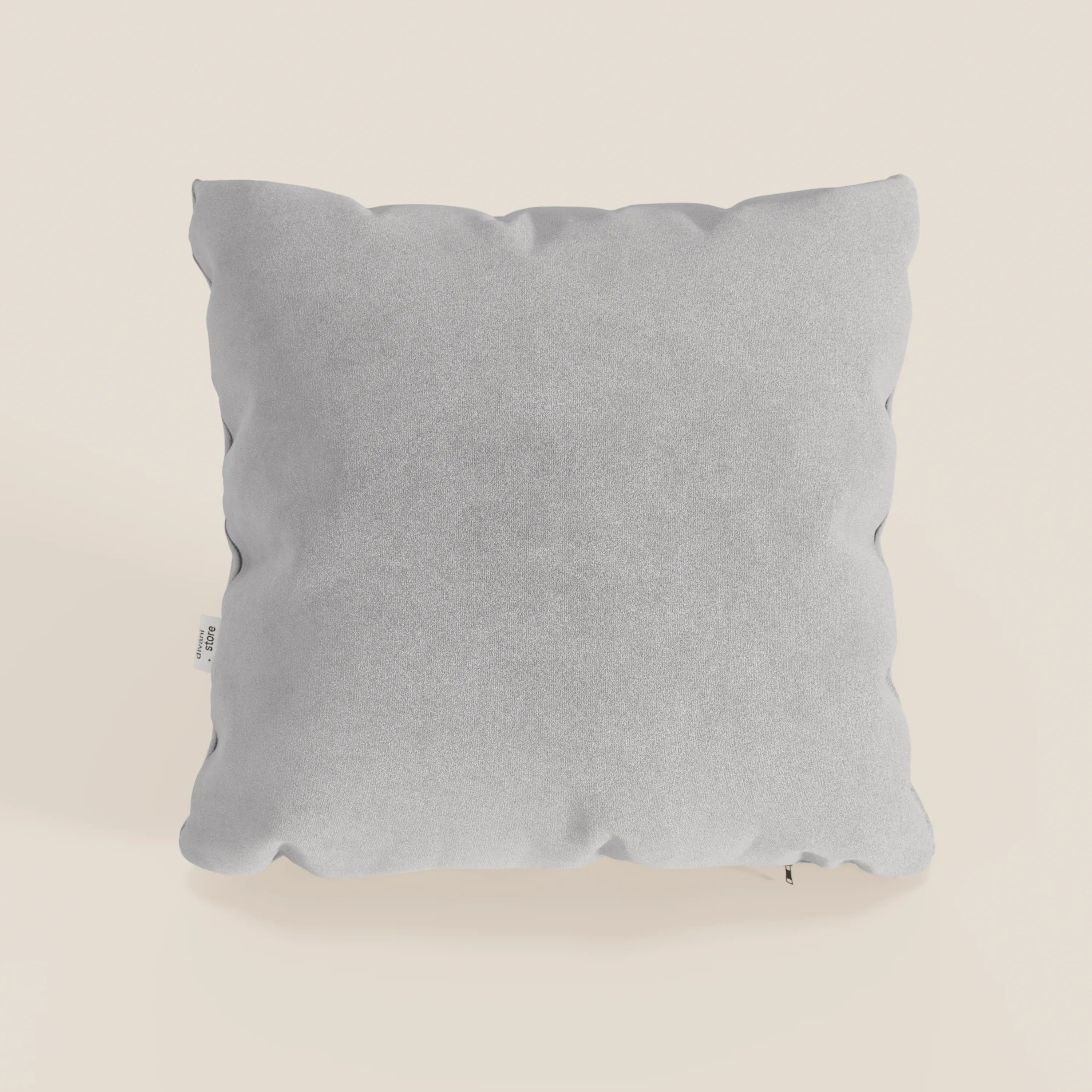 Il cuscino Jazz di Divani.Store, in microfibra T11 grigio chiaro smacchiabile, ha una forma quadrata con bordi morbidi e una piccola etichetta bianca, ideale come cuscino decorativo impermeabile per qualsiasi ambiente.