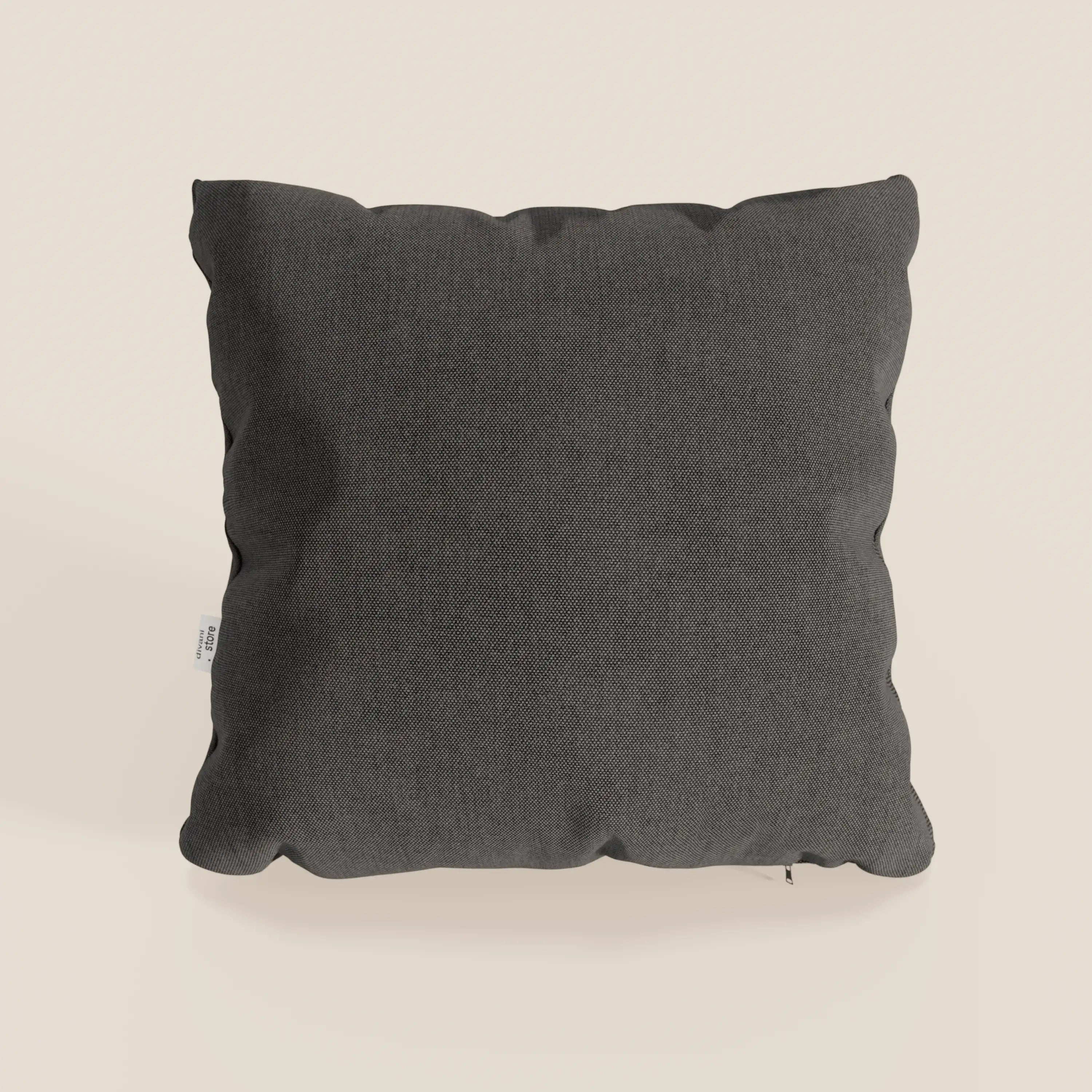 Il cuscino Honey 45x45 di Divani.Store, in T13 antracite tessuto simil cotone impermeabile, è presentato su un fondo beige chiaro con bordi leggermente frastagliati, etichetta a vista e morbide ombreggiature.