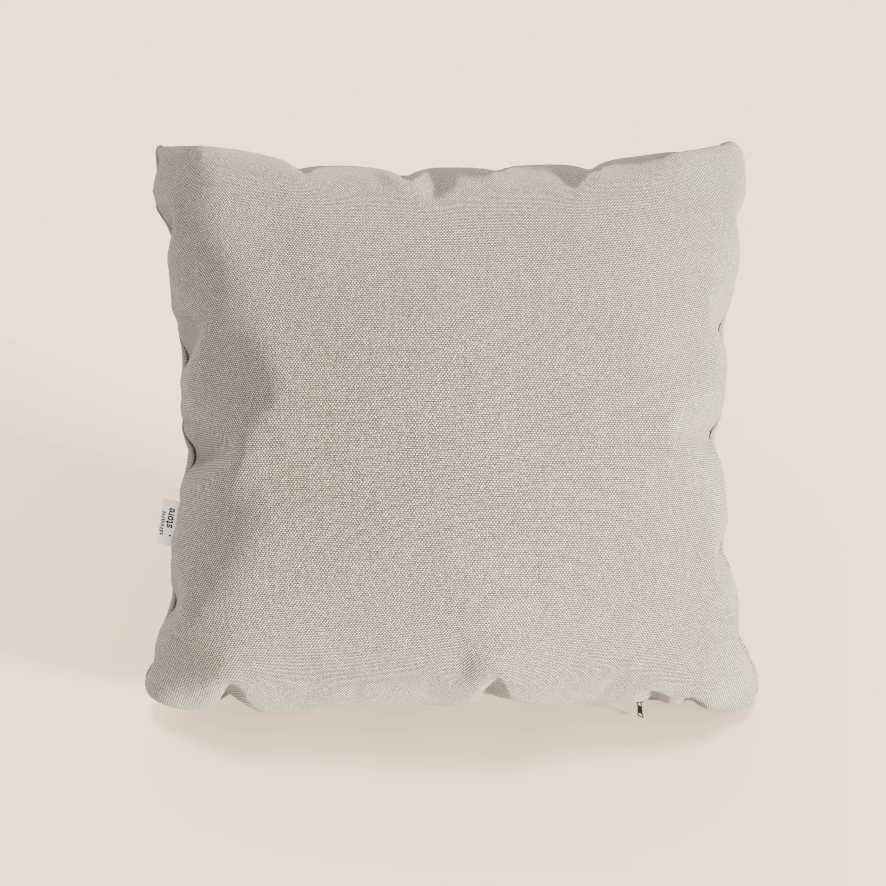 Il cuscino Honey di Divani.Store, 45x45 cm in tessuto simil-cotone impermeabile Panna T13, ha una consistenza morbida, cuciture sottili sui bordi e una piccola etichetta bianca sul rivestimento lavabile.