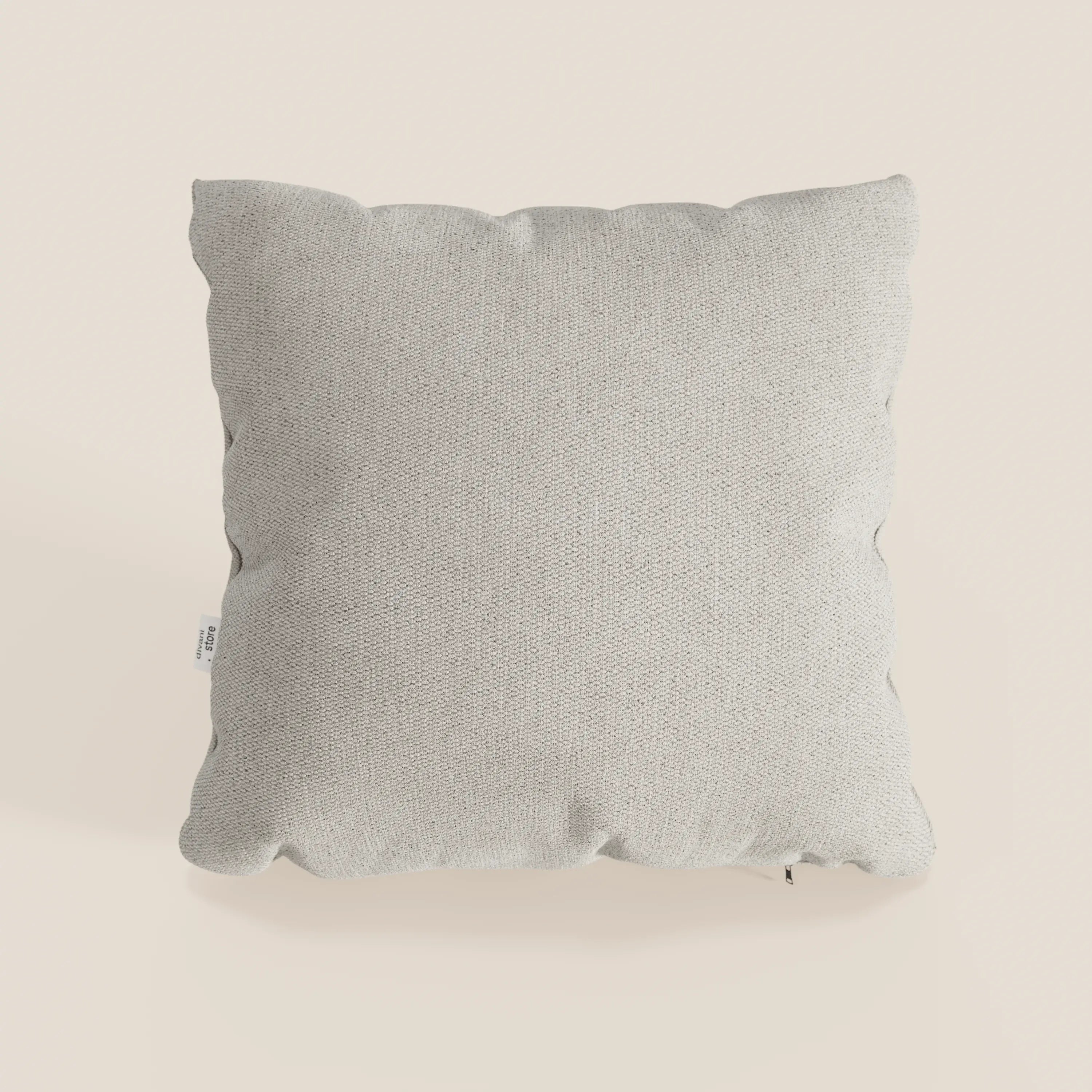 Il cuscino Miami di Divani.Store, in morbido tessuto panna T14 impermeabile, è caratterizzato da un design quadrato grigio chiaro con una texture sottile e bordi gonfiati: una scelta elegante per i cuscini decorativi.
