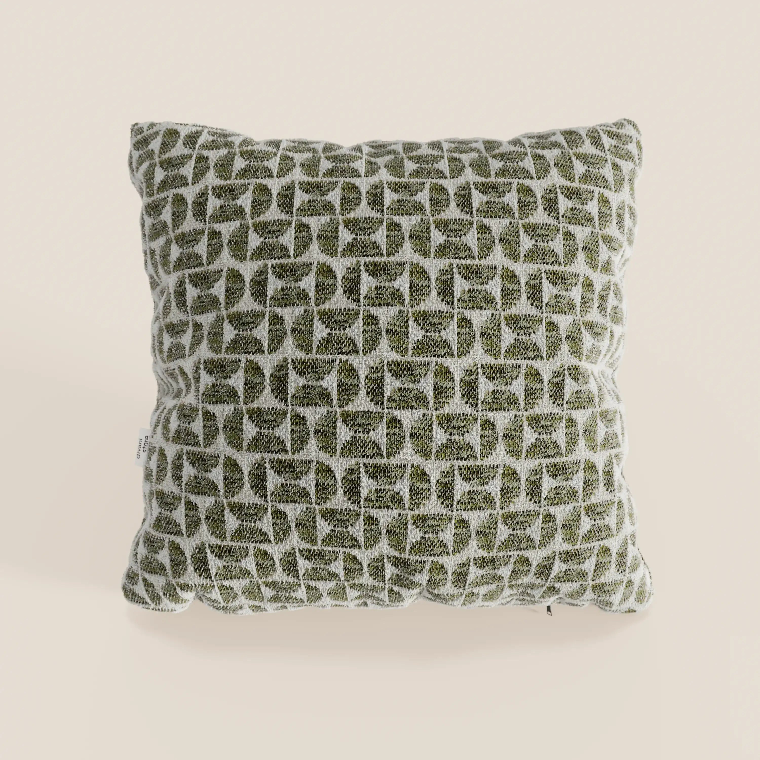 Il cuscino Naxos Decoro 45x45 in lino di Divani.Store presenta un elegante motivo geometrico in verde oliva e bianco composto da forme astratte, che conferisce un moderno effetto intrecciato su uno sfondo color crema chiaro.