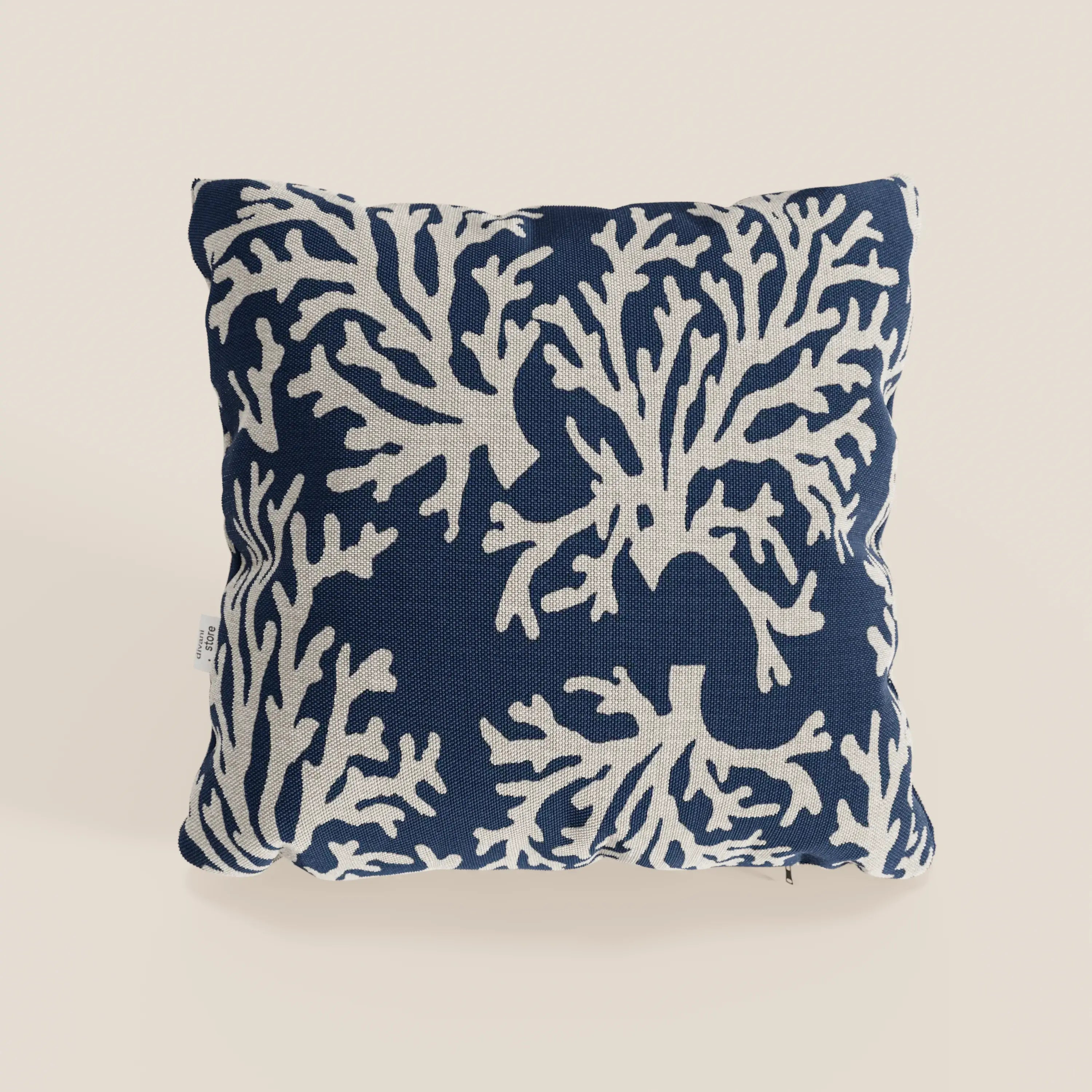 La collezione di cuscini Nautilus di Divani.Store presenta un cuscino quadrato 45x45 in tessuto impermeabile, con sfondo blu navy e motivo a coralli bianchi, perfetto per aggiungere fascino costiero al vostro arredamento.
