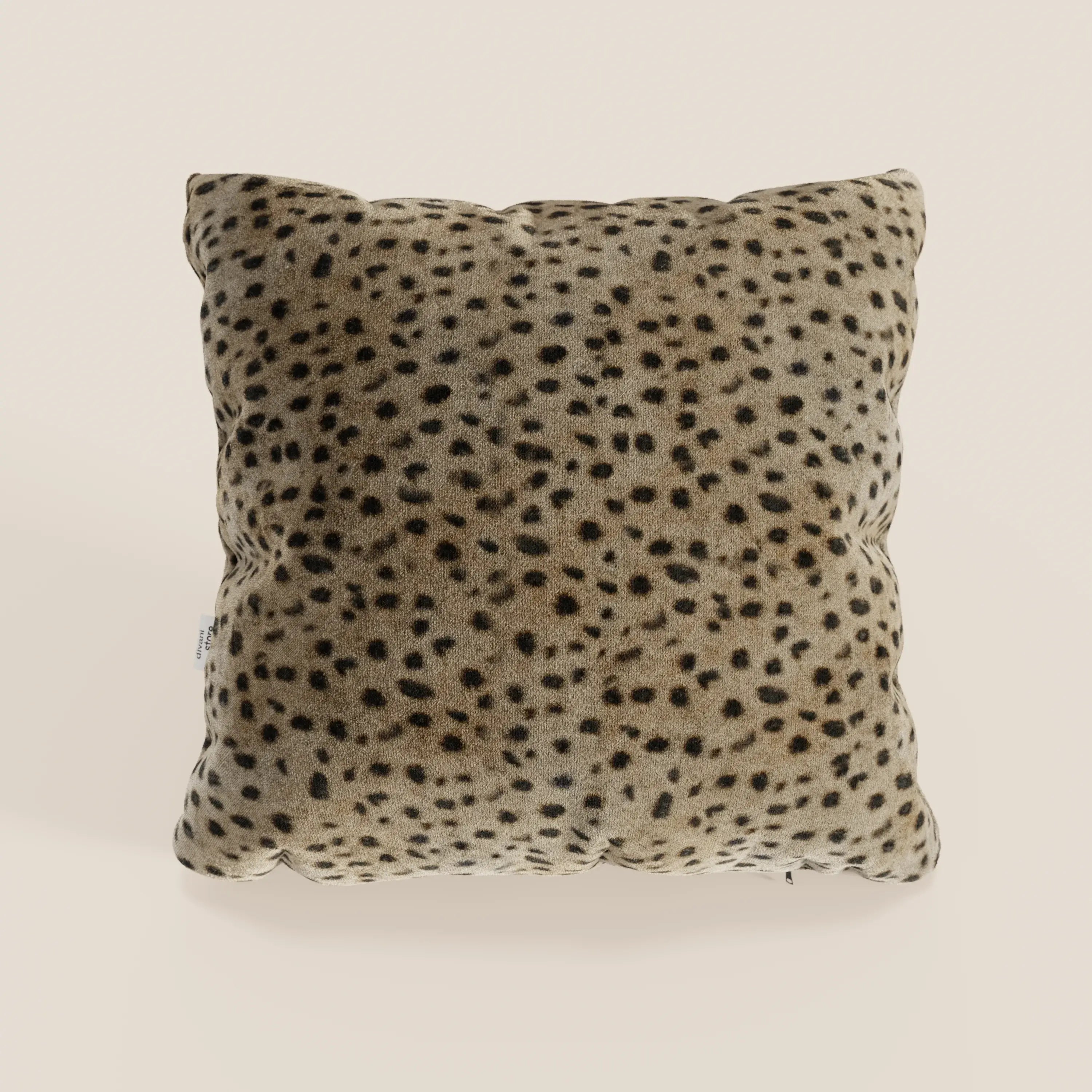 Il cuscino Wild della collezione Wild di Divani.Store è un cuscino in microfibra impermeabile beige di 45x45 cm con macchie nere a stampa ghepardo, che aggiunge un tocco selvaggio ed elegante e un aspetto leggermente gonfio a qualsiasi spazio.