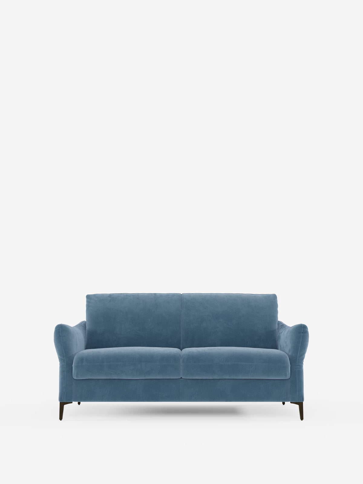 Un divano letto Dalia blu di Divani.Store, rivestito in un moderno tessuto in velluto T30 resistente alle macchie, dotato di due cuscini di seduta, braccioli leggermente ricurvi e gambe corte in legno scuro. Il divano è fotografato al centro di uno sfondo bianco a tinta unita, senza altri oggetti presenti.