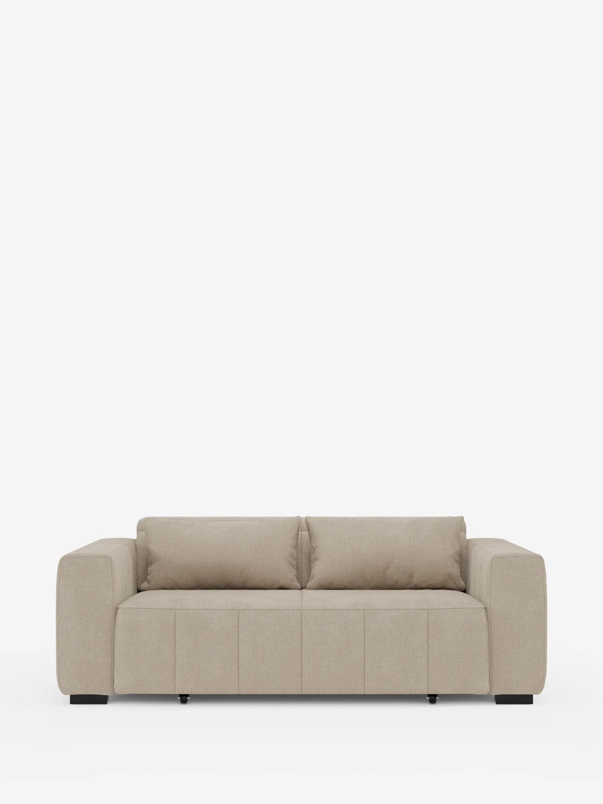 Un divano a 3 posti in stile dorico moderno, color beige, con sedute allungabili tramite meccanismo relax elettrico di Divani.Store, caratterizzato da ampi braccioli, cuscini di seduta trapuntati a quadrati, due cuscini dello schienale, gambe corte nere e un poggiatesta reclinabile in tessuto T23 smacchiabile, è posizionato al centro su uno sfondo bianco a tinta unita.
