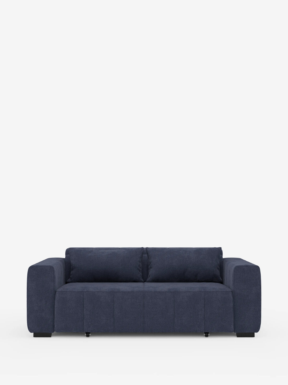 Un divano a 3 posti in stile dorico contemporaneo con sedute allungabili tramite meccanismo relax elettrico di Divani.Store, rivestito in tessuto T23 blu scuro antimacchia. Questo divano moderno presenta una silhouette squadrata con ampi braccioli, uno schienale basso con poggiatesta reclinabili ed è incorniciato da uno sfondo bianco a tinta unita. Dotato di due cuscini di seduta e due cuscini schienale abbinati, unisce uno stile elegante a un comfort superiore grazie alle sedute allungabili elettricamente.