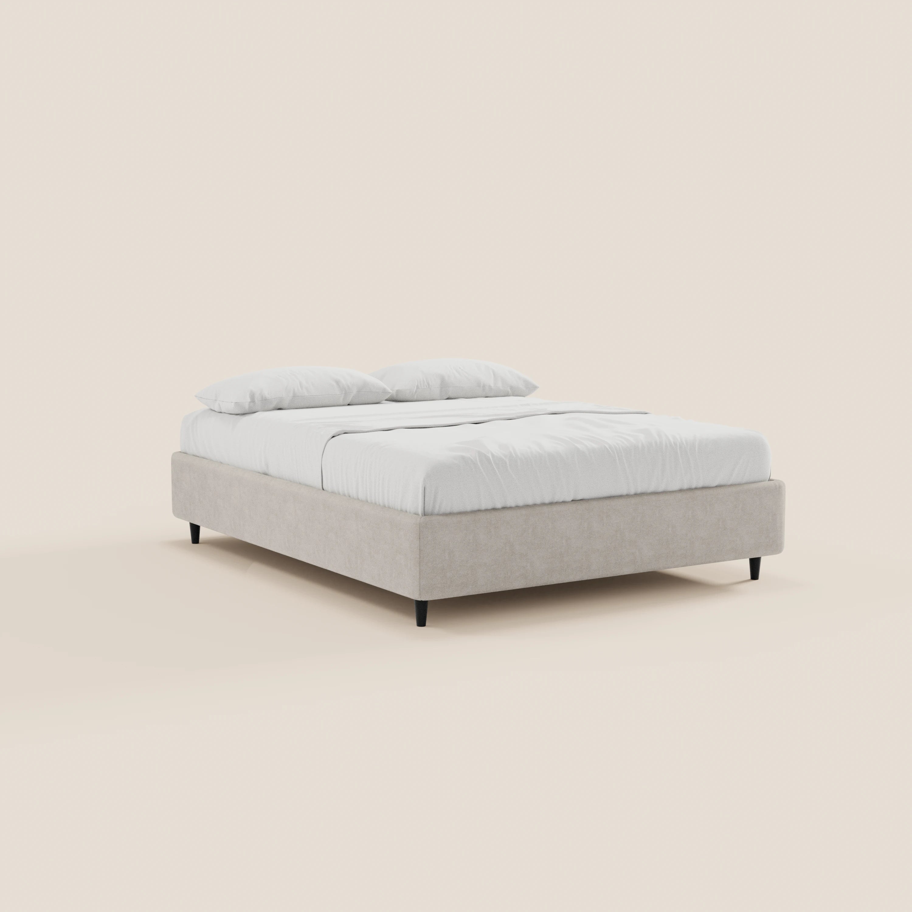 Il letto sommier imbottito ERON di Letti.store è realizzato con un tessuto beige impermeabile e certificato Oeko-Tex, è dotato di due cuscini bianchi, biancheria da letto bianca, gambe corte nere e presenta un design pulito e discreto che si distingue su uno sfondo chiaro.