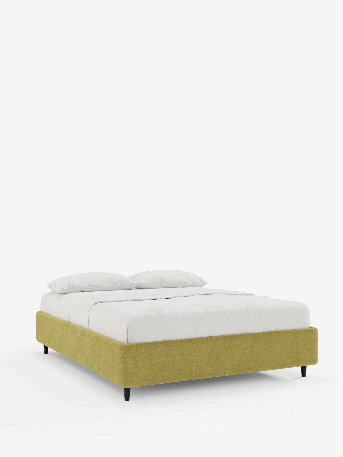 Il letto sommier imbottito ERON con contenitore in tessuto impermeabile certificato Oeko-Tex è una struttura da letto imbottita di colore giallo senape su gambe corte nere, raffigurata con un materasso bianco e due cuscini su uno sfondo bianco.