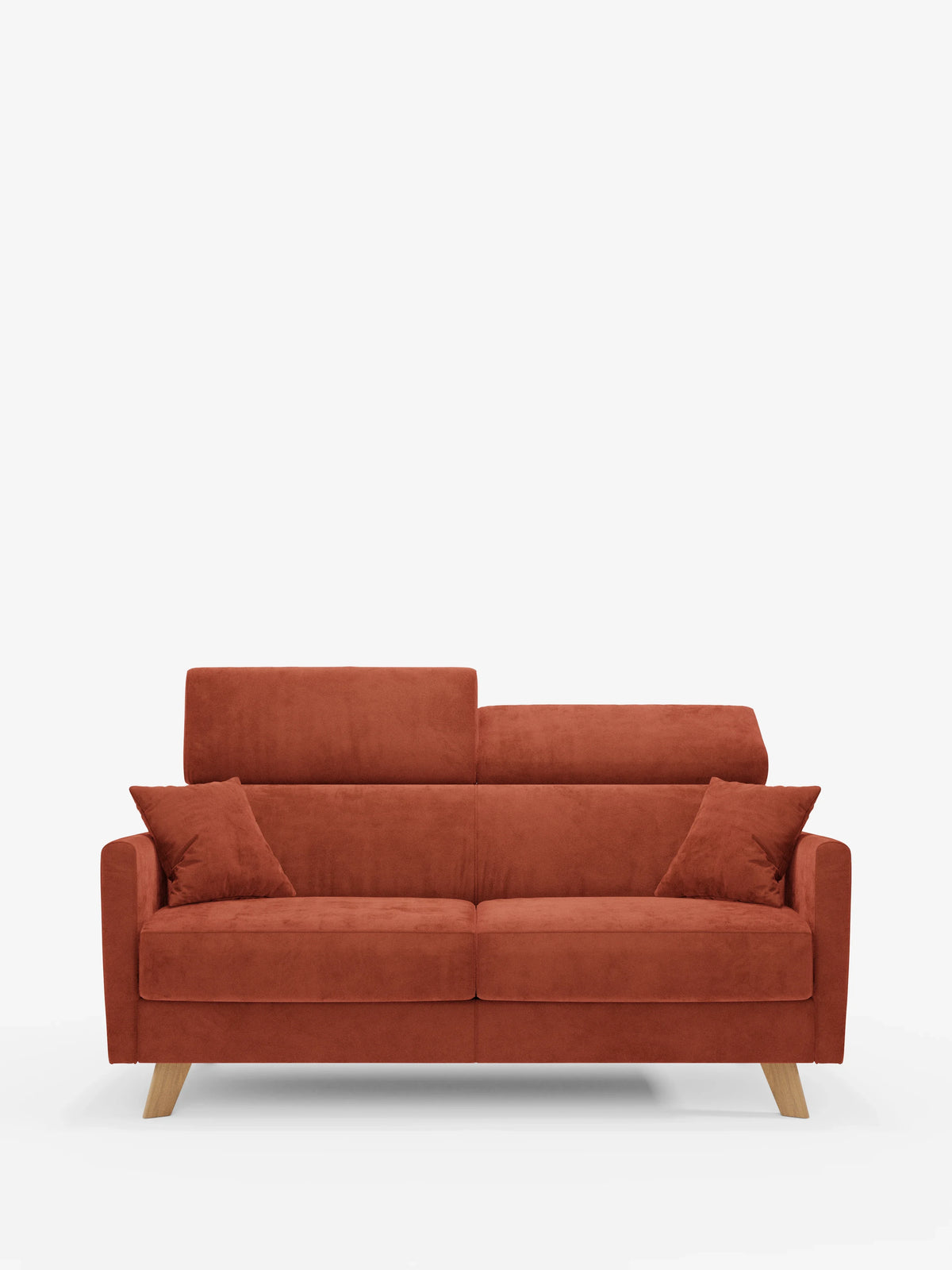 Un divano letto Francy in stile contemporaneo con poggiatesta regolabili di Divani.Store, dotato di due cuscini per lo schienale, due cuscini coordinati e gambe angolate in legno in un elegante colore arancione bruciato, interamente rivestito in tessuto T30 100% sfoderabile e antimacchia, su uno sfondo bianco a tinta unita.